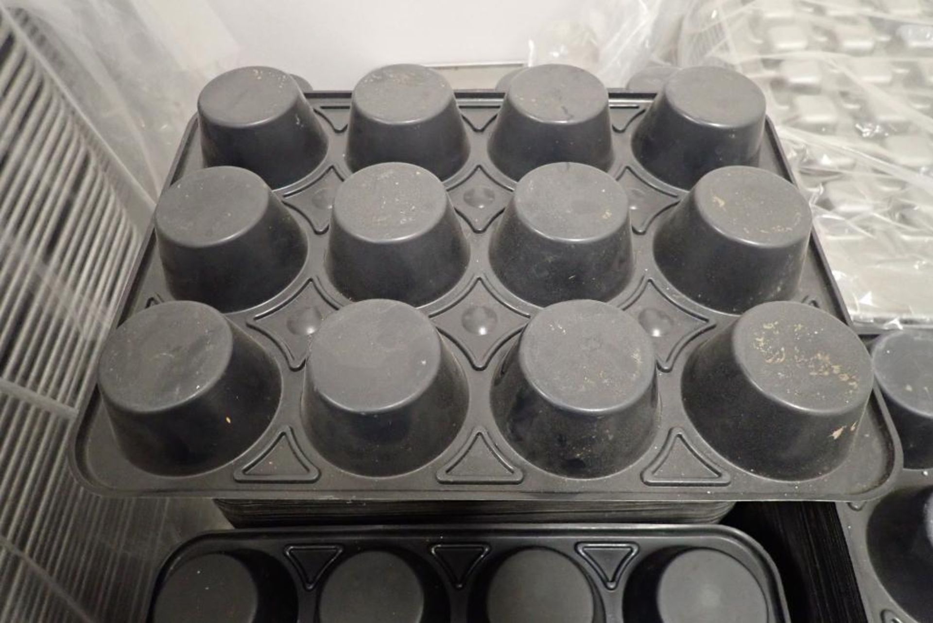 12-spot plastic muffin pans - Image 3 of 7