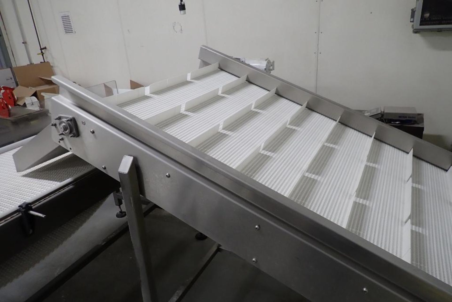 SS incline cleated plastic belt conveyor - Image 3 of 12