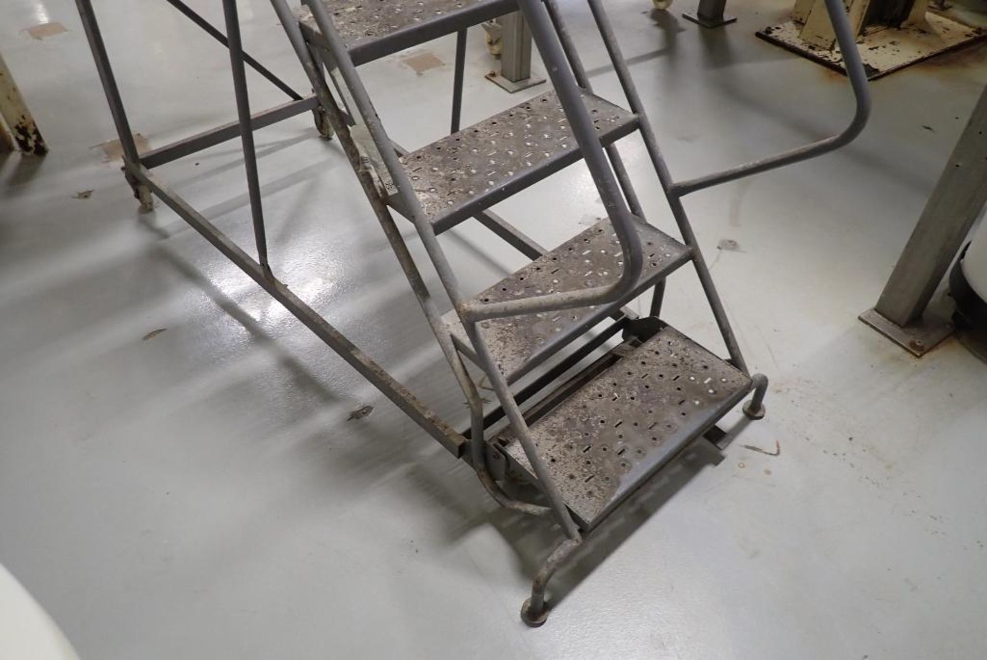 Tri-arc 8 step rolling warehouse ladder - Image 4 of 6