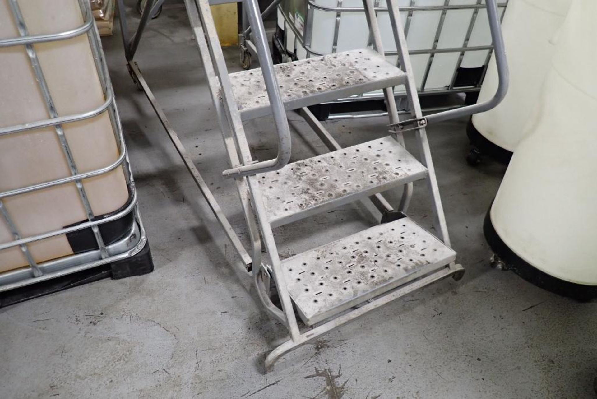Tri-arc 8 step rolling warehouse ladder - Image 4 of 4