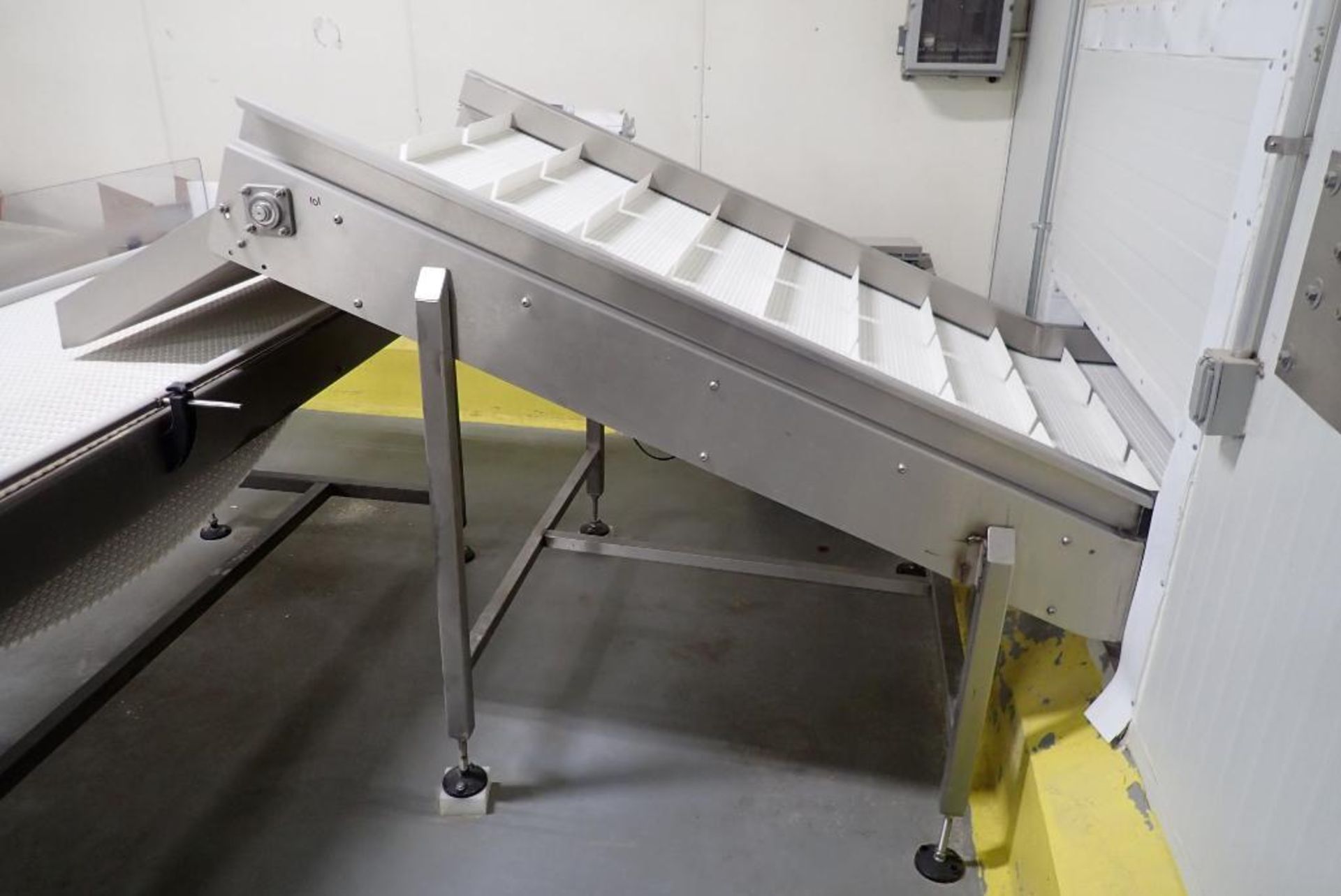 SS incline cleated plastic belt conveyor - Image 2 of 12