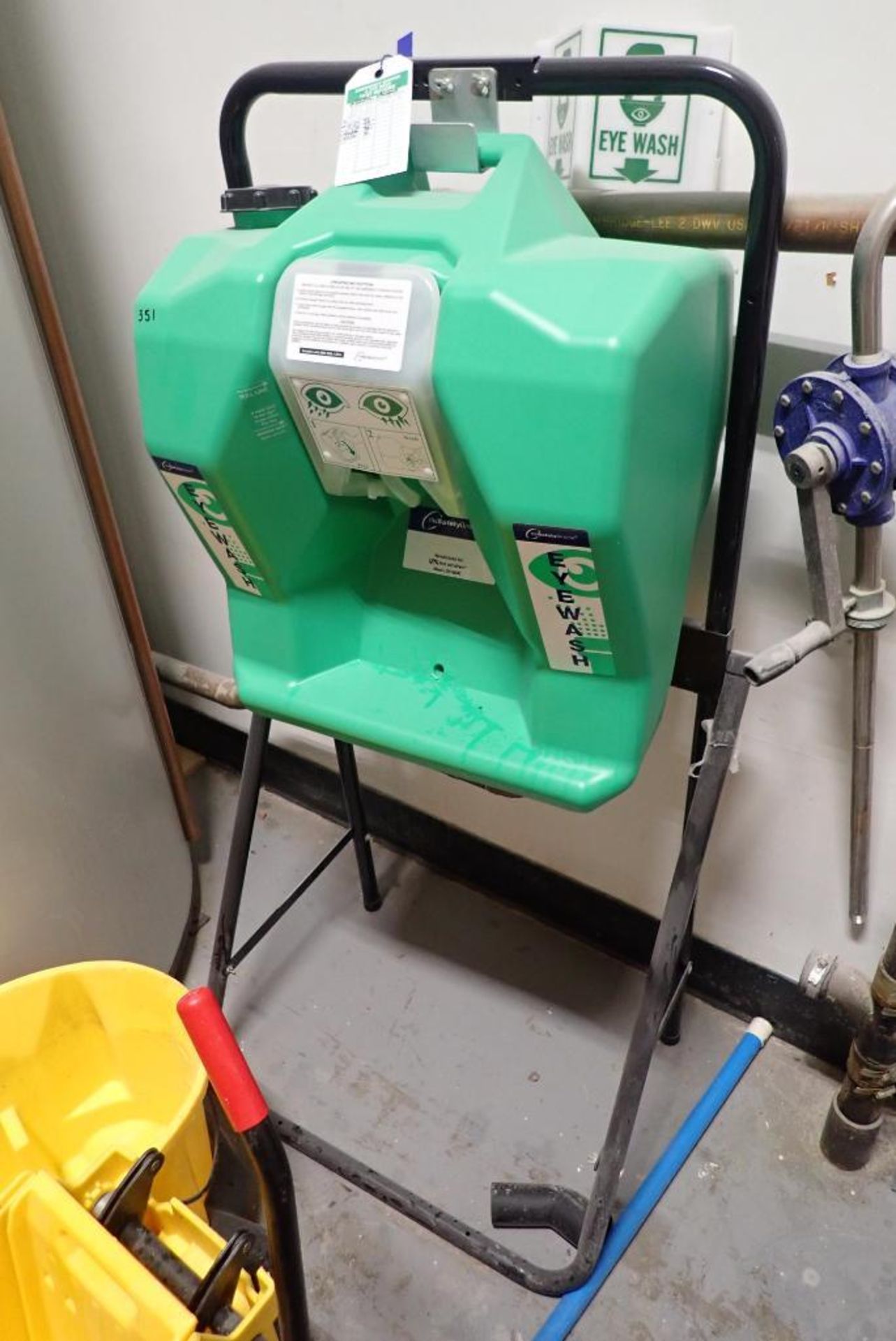 Portable emergency eyewash station