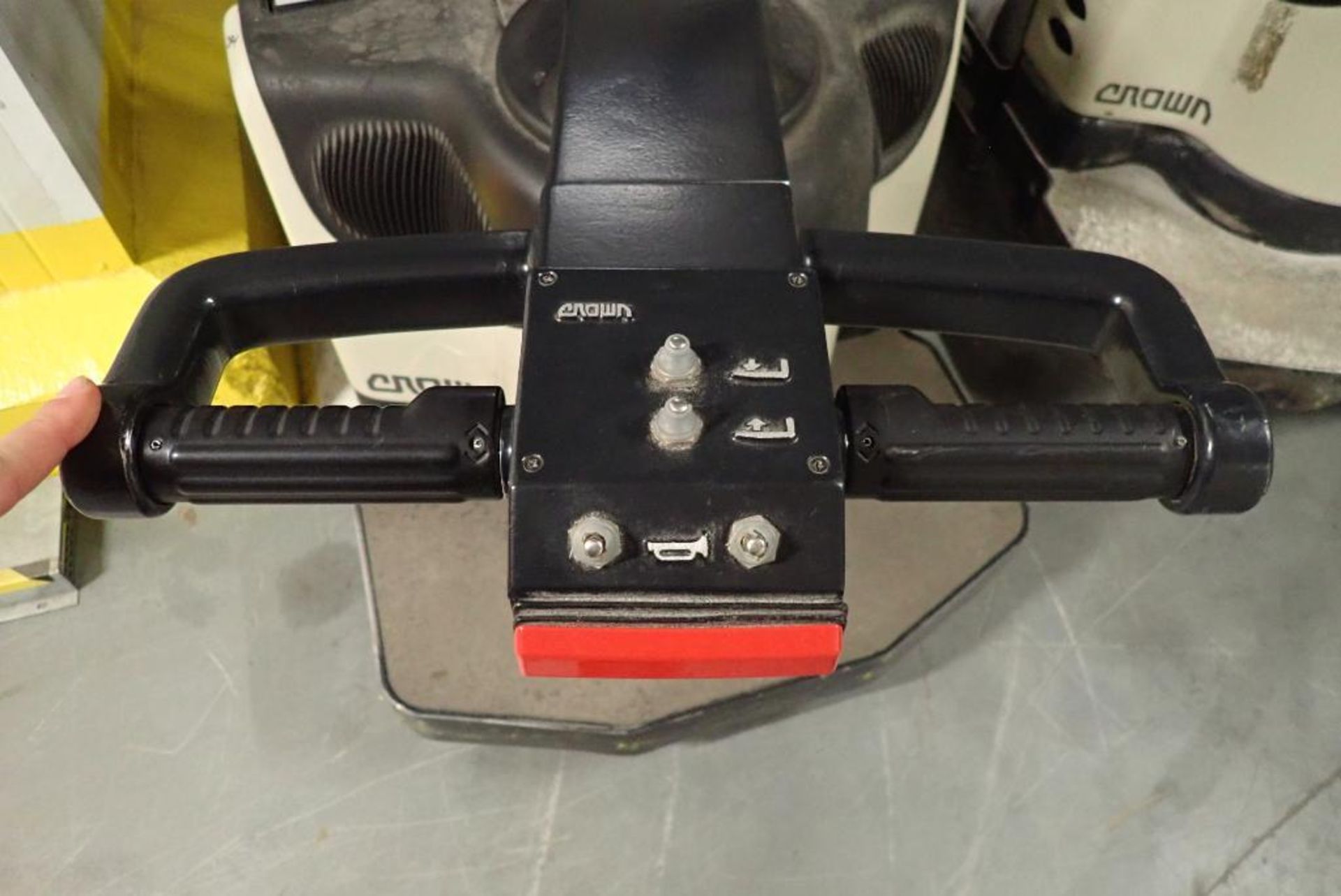 Crown stand on electric pallet jack - Image 7 of 12