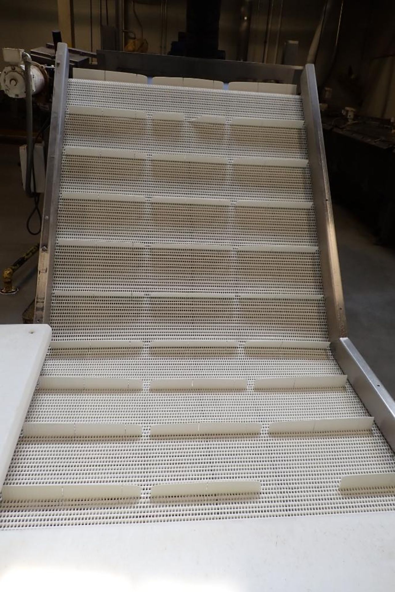 Lutech Co incline cleated plastic belt conveyor - Image 7 of 13