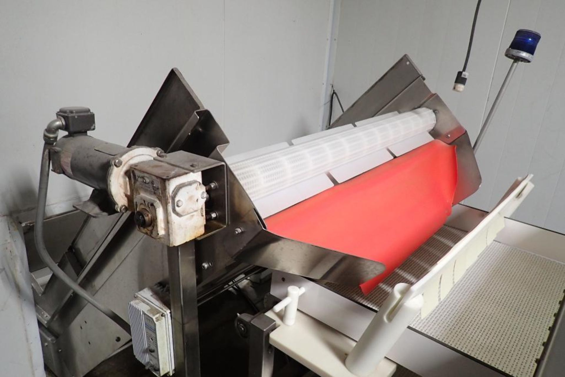 Incline cleated belt conveyor - Image 3 of 10