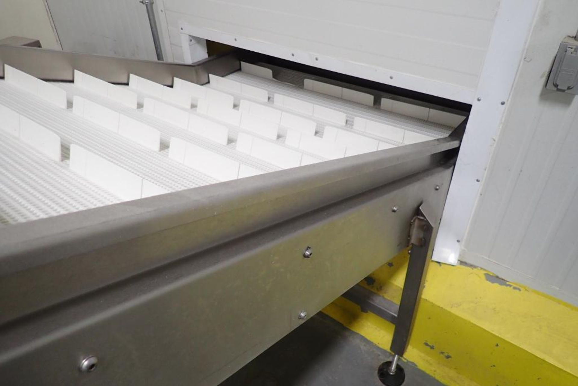 SS incline cleated plastic belt conveyor - Image 4 of 12