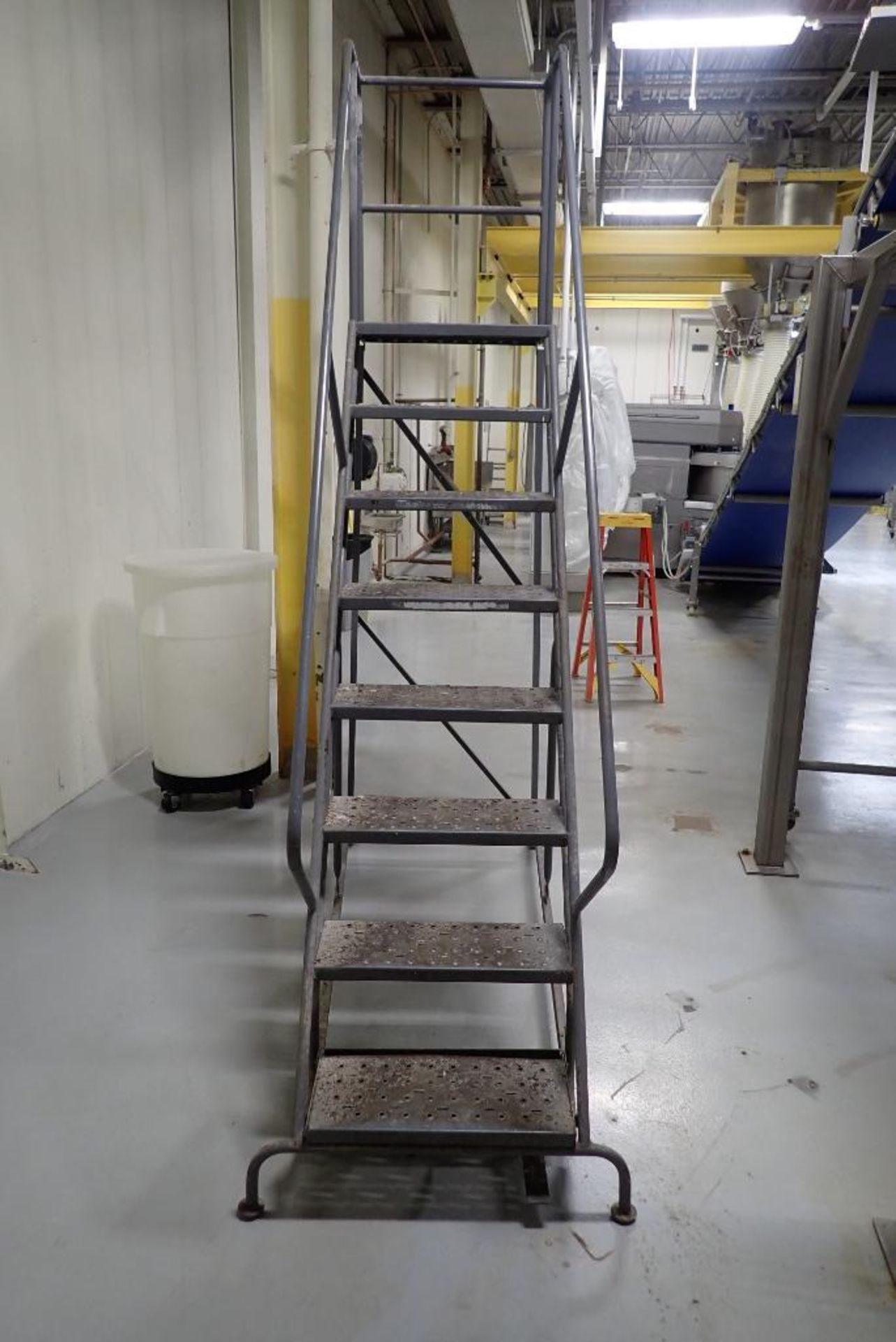 Tri-arc 8 step rolling warehouse ladder - Image 2 of 6