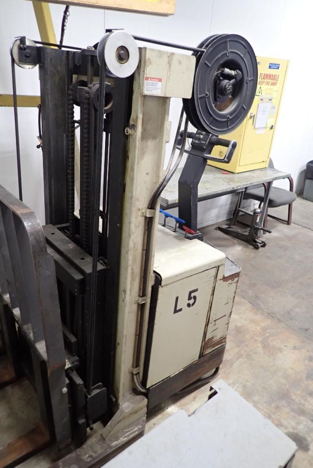 Crown 24 volt walk behind reach forklift - Image 7 of 8