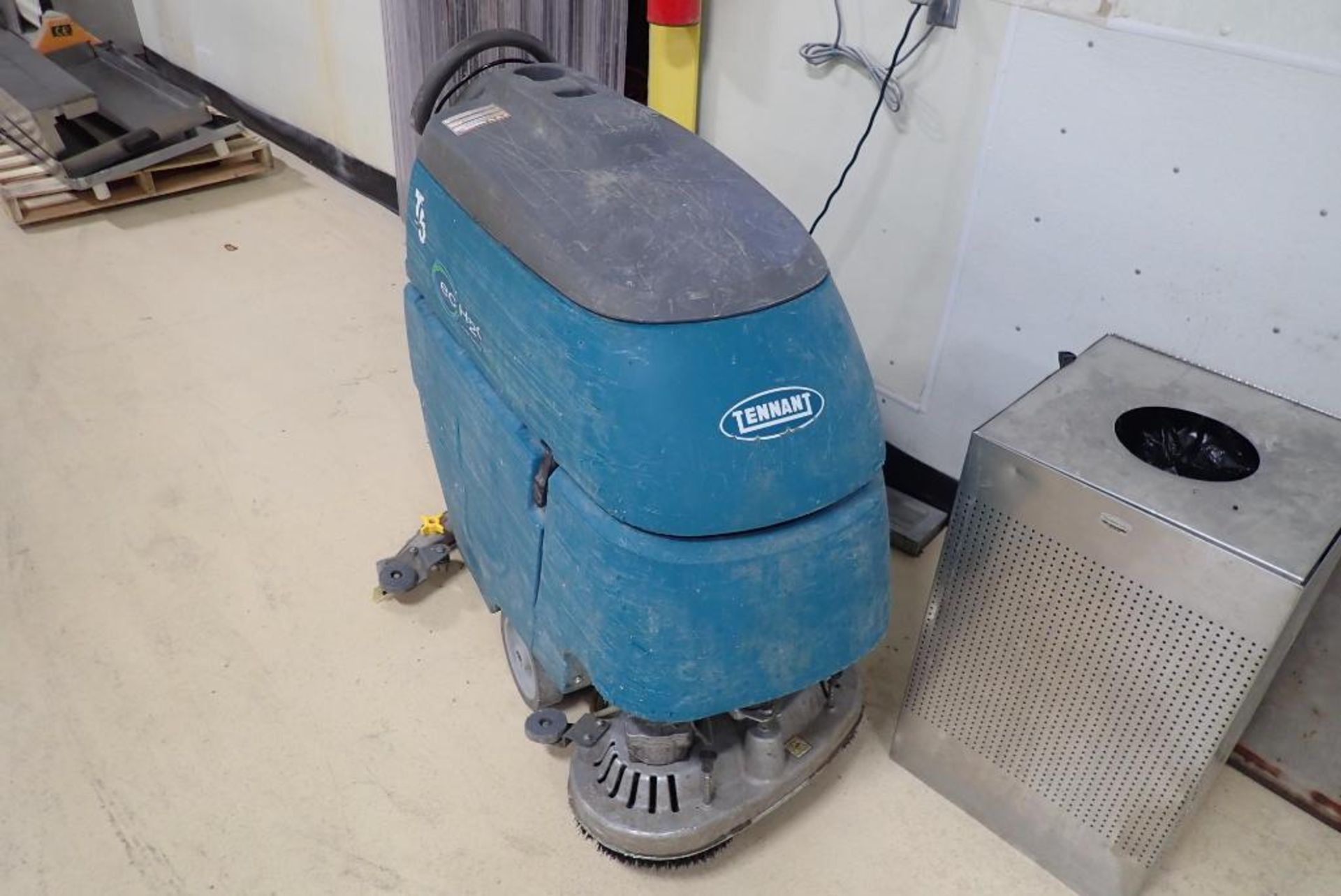 Tennant T5 walk behind floor scrubber - Image 2 of 15