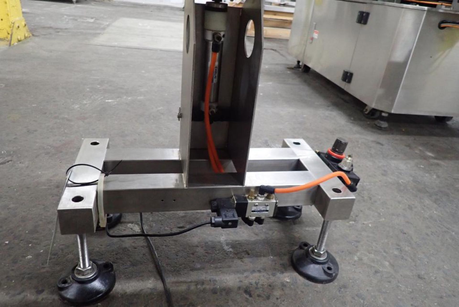 Metal detector with belt conveyor - Image 12 of 14