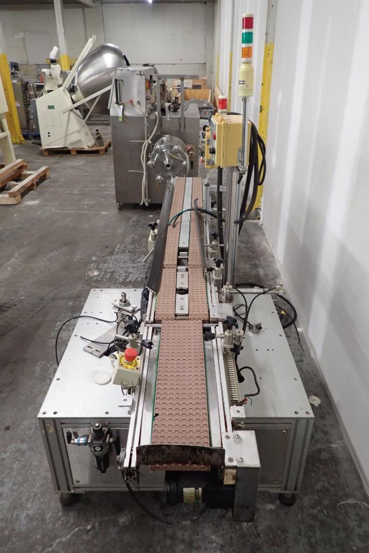 Timing conveyor for lots 226 and 242 and tape sealer - Image 4 of 17