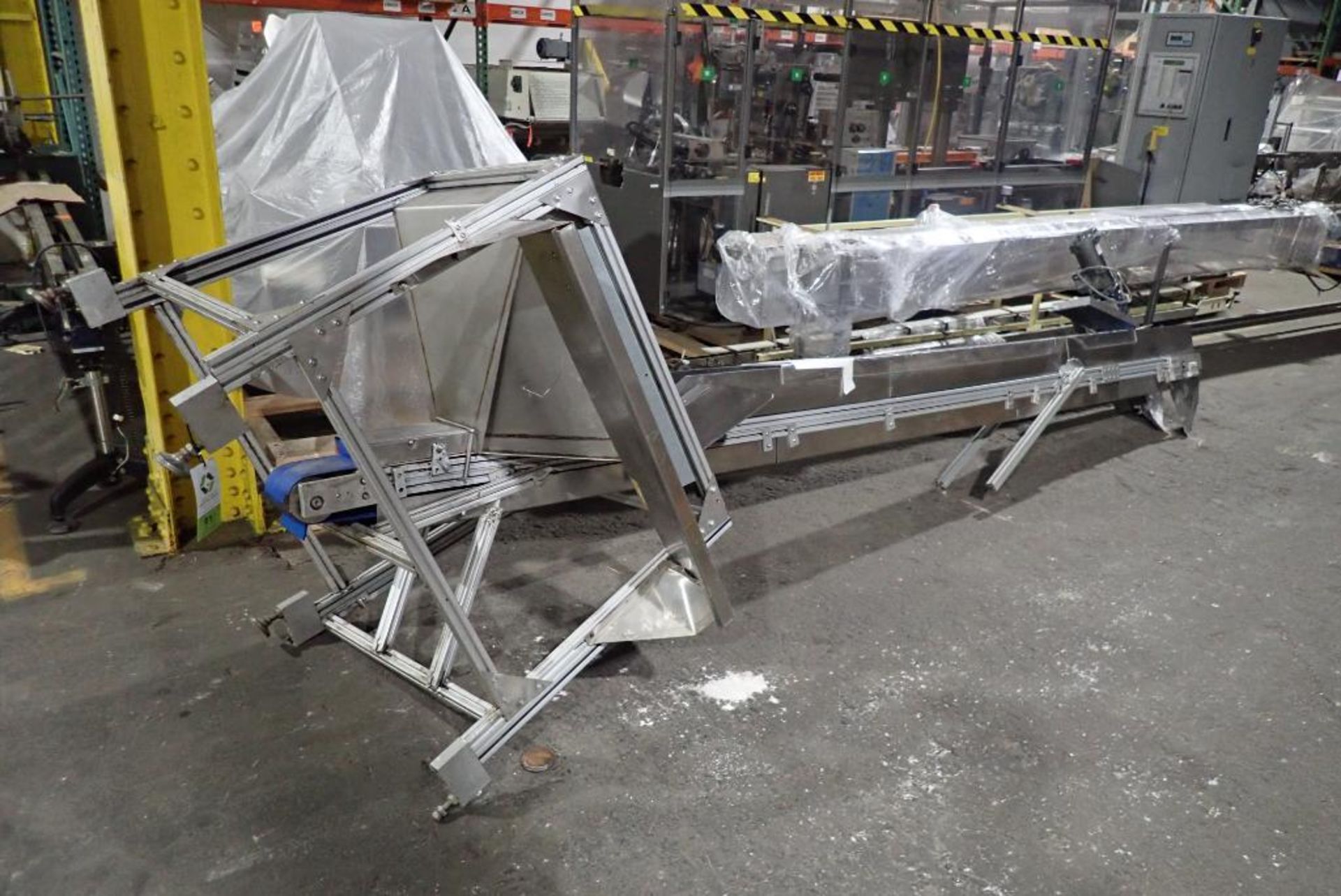 Incline cleated belt conveyor with hopper