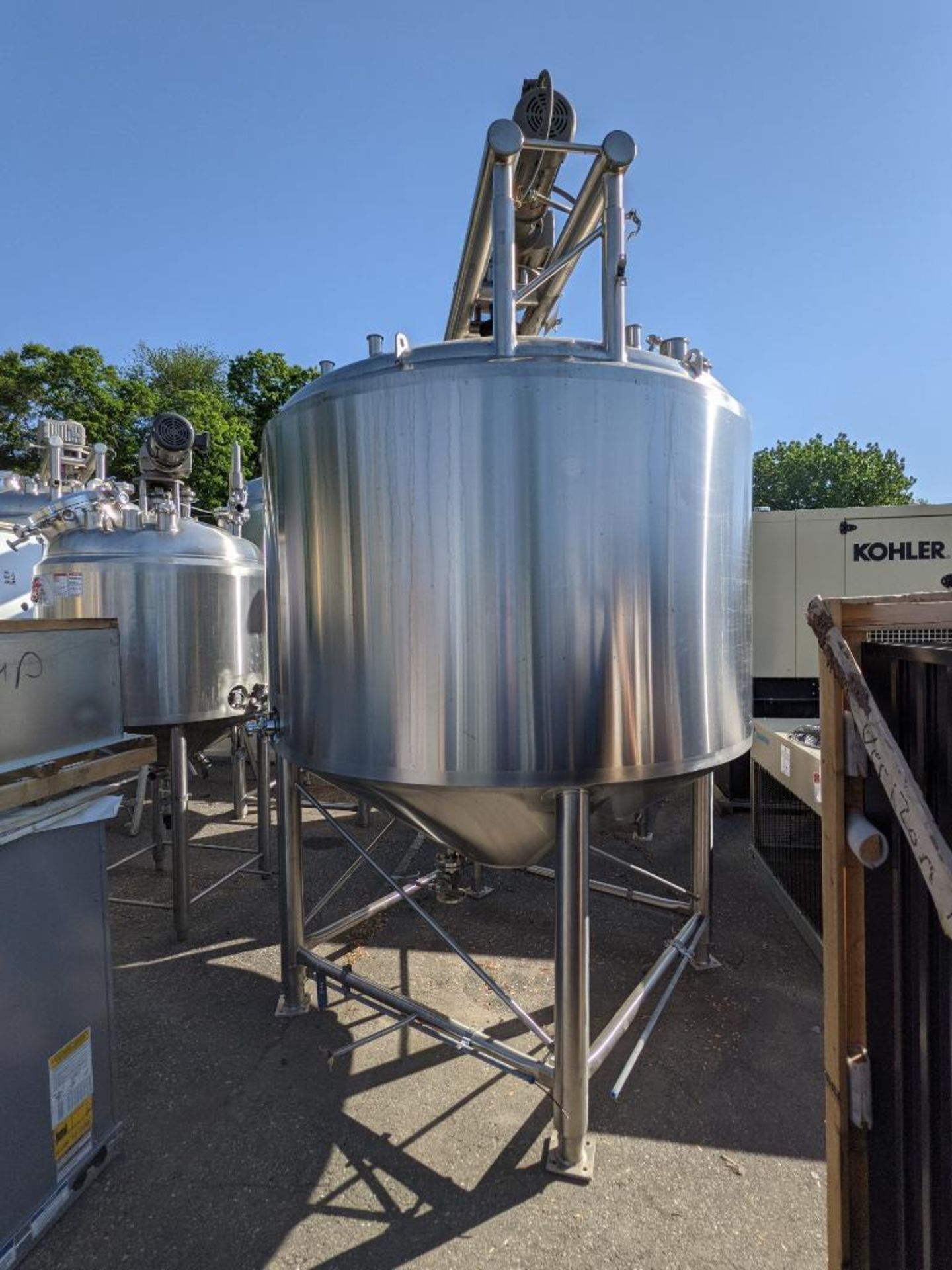 APV 1500 gallon SS Jacketed Tank with top agitation and side sweep - Image 4 of 42