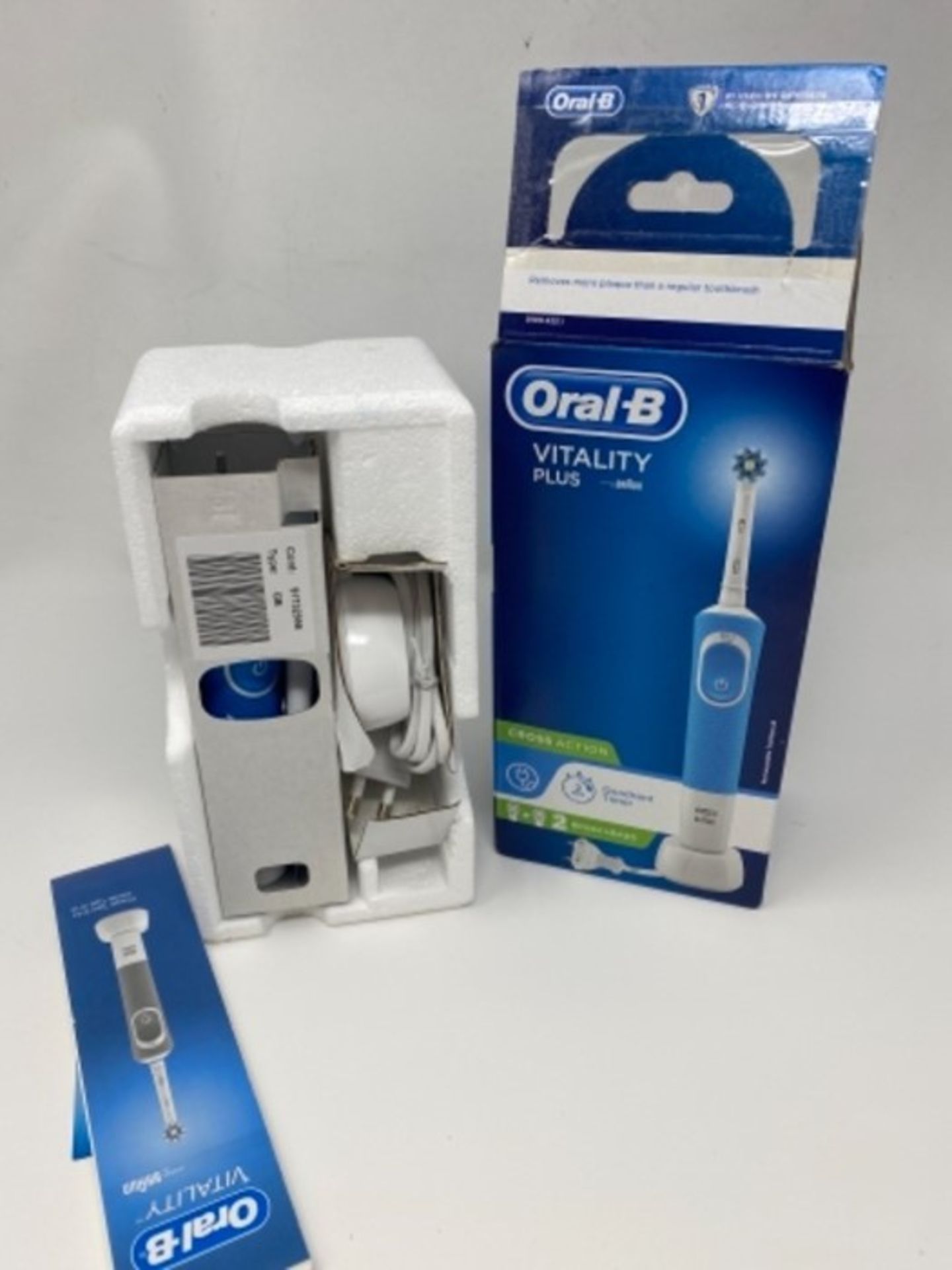 Oral-B Vitality Plus CrossAction Electric Rechar - Image 2 of 2