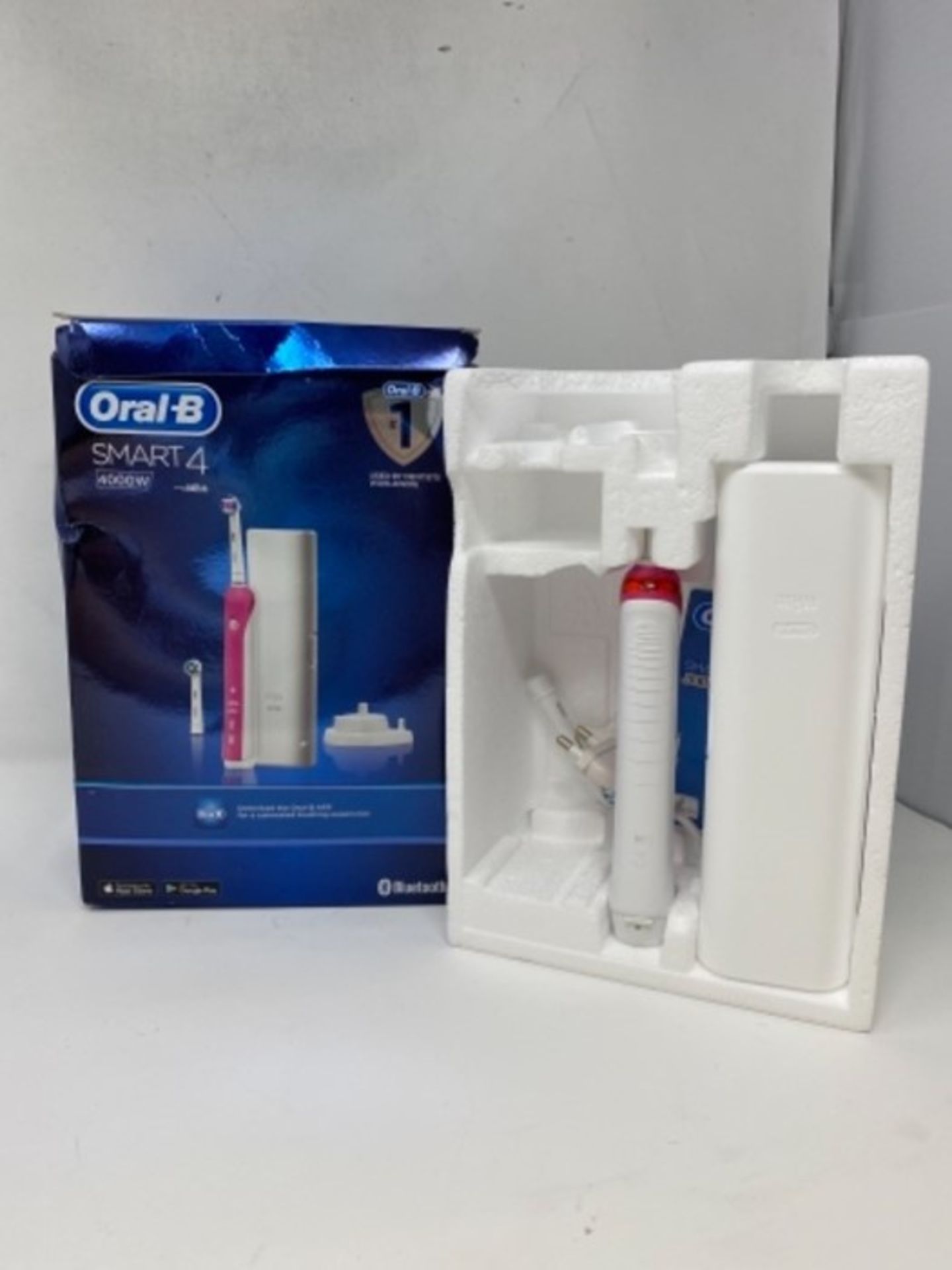 RRP £60.00 Oral-B Smart 4 4000 3D White Electric Toothbrush - Image 2 of 2