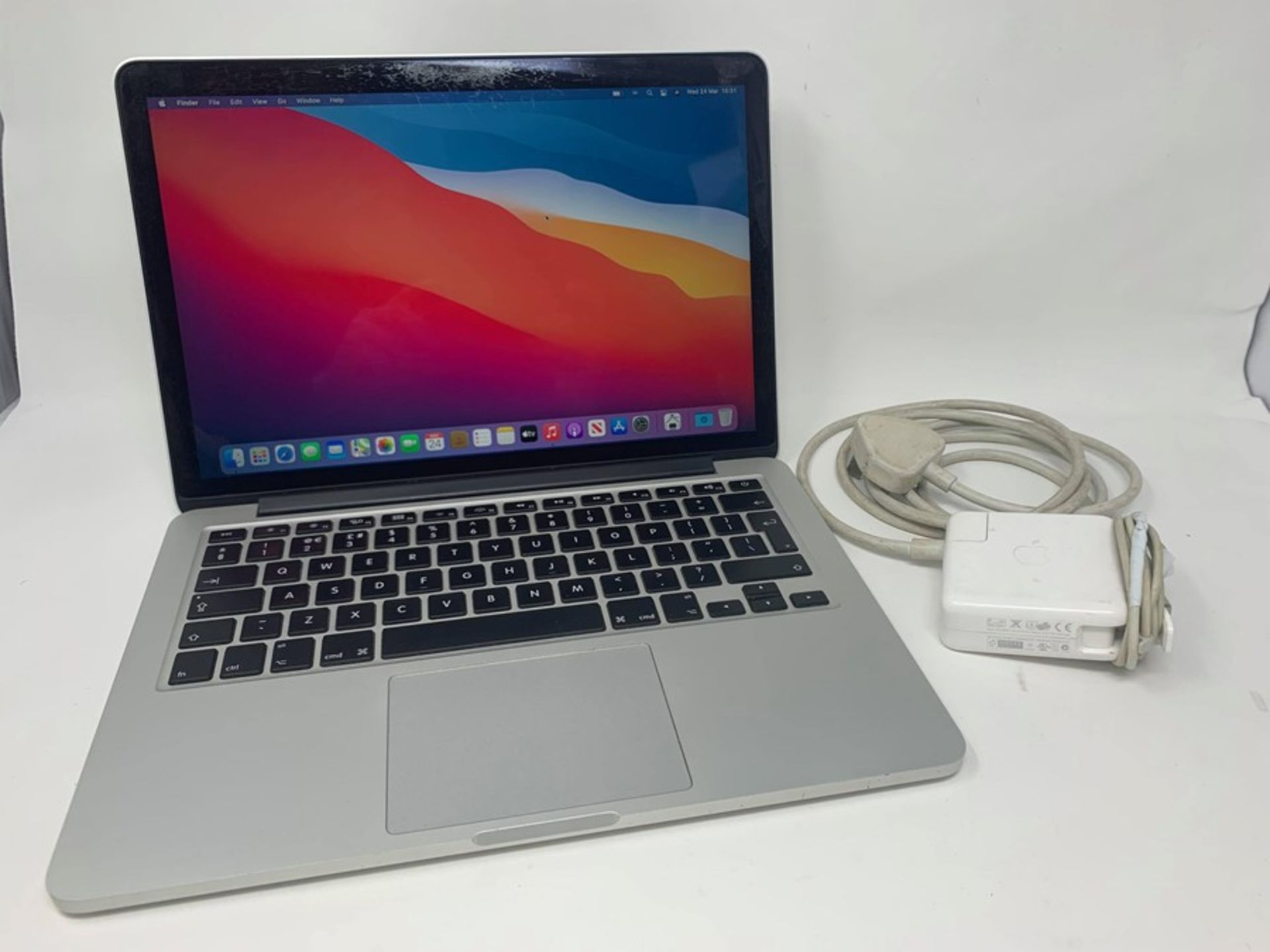 RRP £999.00 Apple MacBook Air 2013 - 2.4 GHz dual-core Intel Core i5 SSD-NO VAT - Image 2 of 5