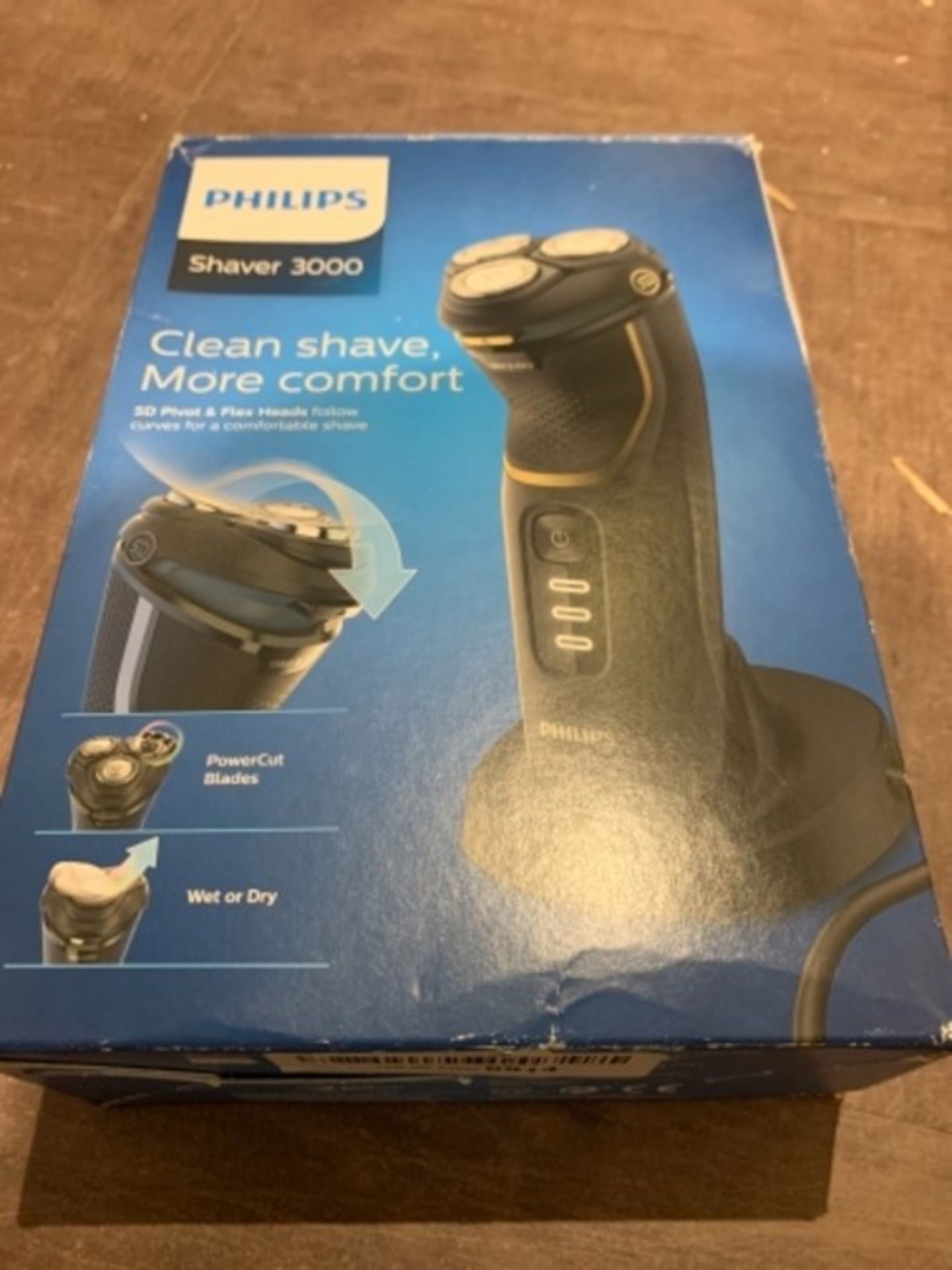 RRP £67.00 Philips Shaver Series 3000 with Powercut Blades, Wet & Dry Men's Electric Shaver with - Image 2 of 3
