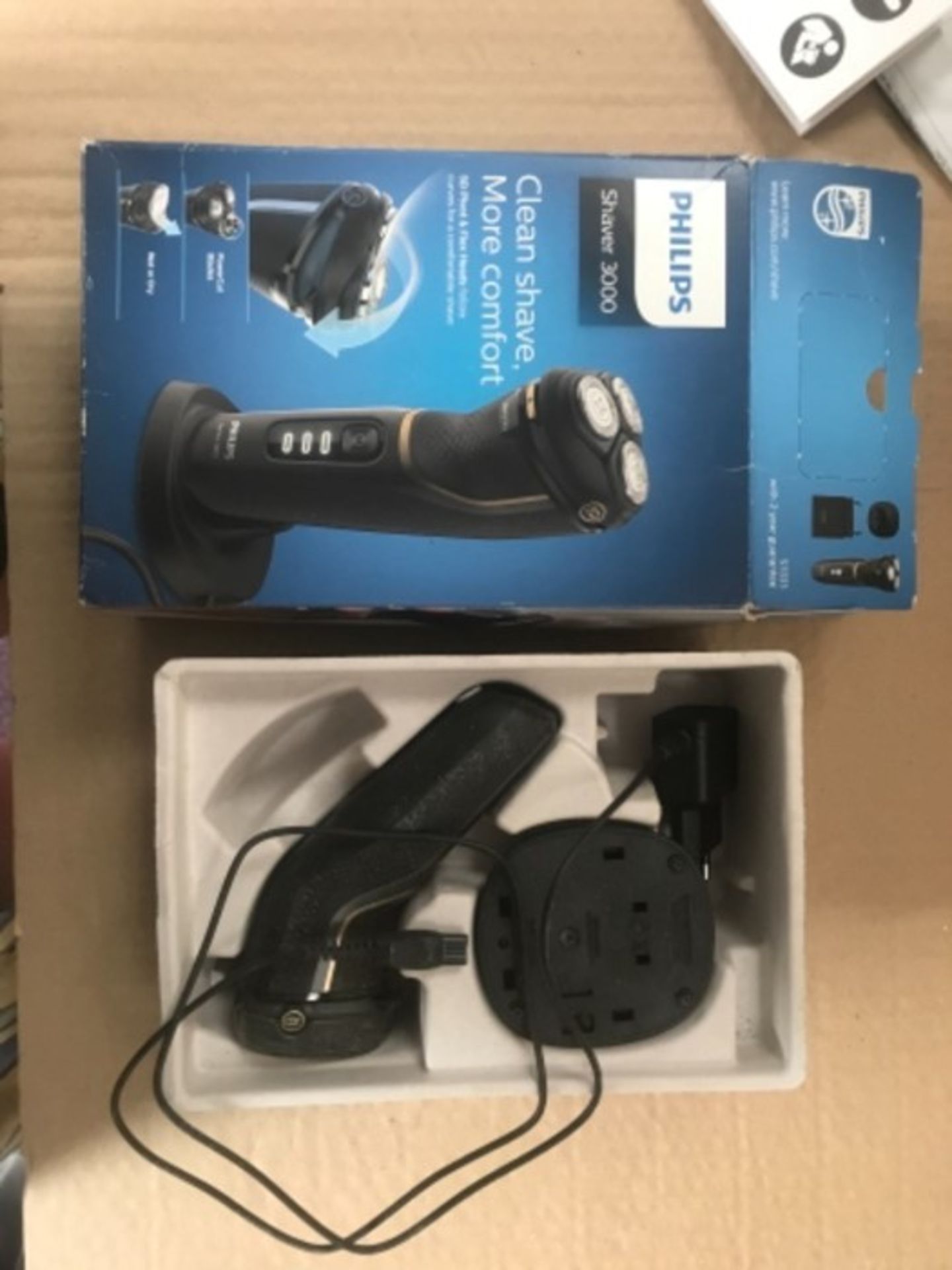 RRP £67.00 Philips Shaver Series 3000 with Powercut Blades, Wet & Dry Men's Electric Shaver with - Image 2 of 2