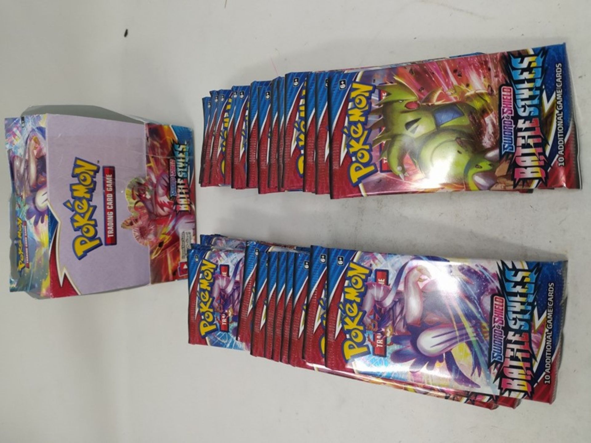 RRP £106.00 Pokémon TCG - Sword & Shield 5 Battle Styles - Booster CDU - Image 2 of 2