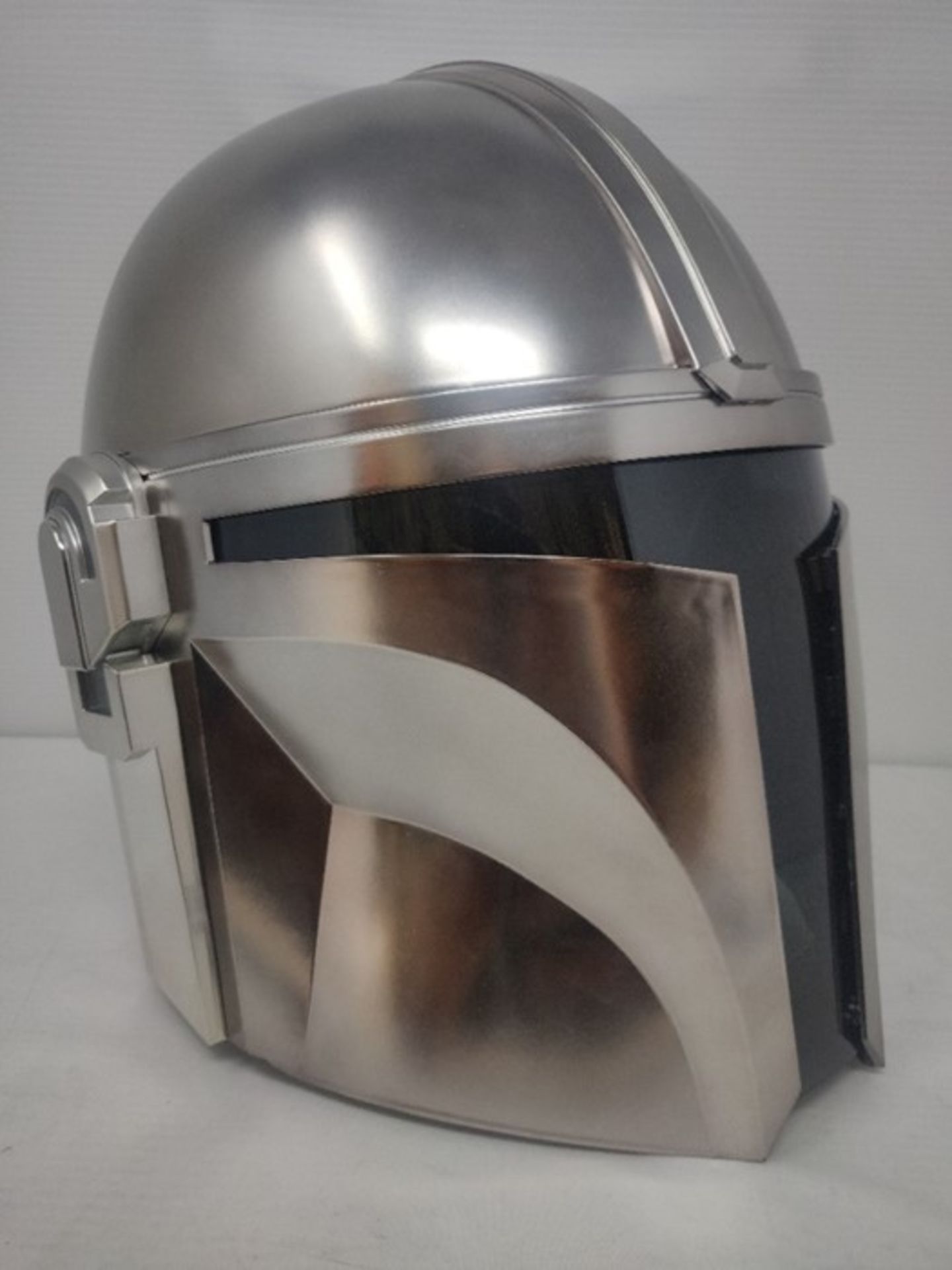 RRP £76.00 Star Wars The Black Series The Mandalorian Premium Electronic Helmet Roleplay Collecti - Image 2 of 3