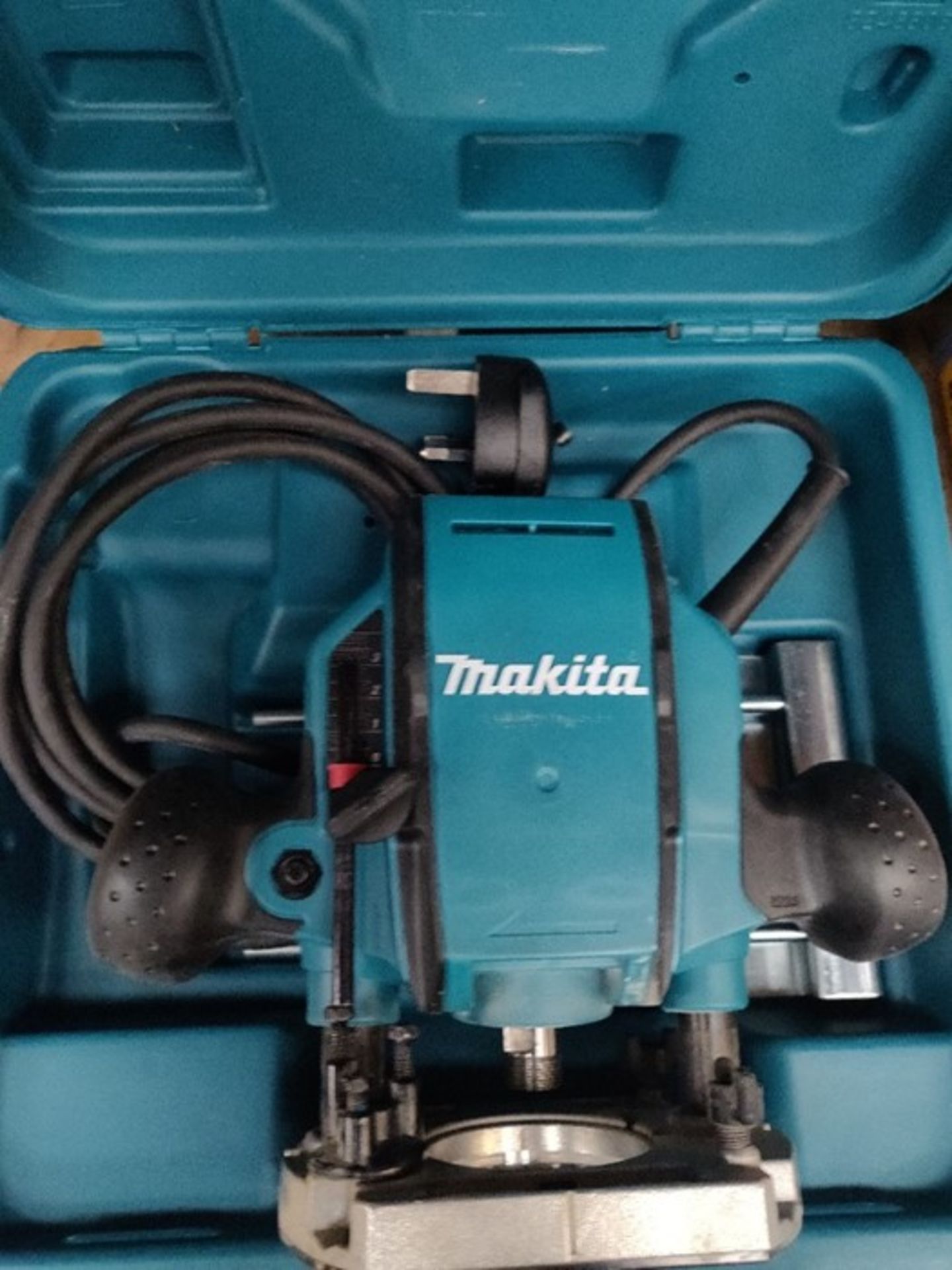 RRP £129.00 Makita RP0900X/2 1/4-inch/ 3/8-inch 240V Plunge Router, Blue - Image 2 of 2