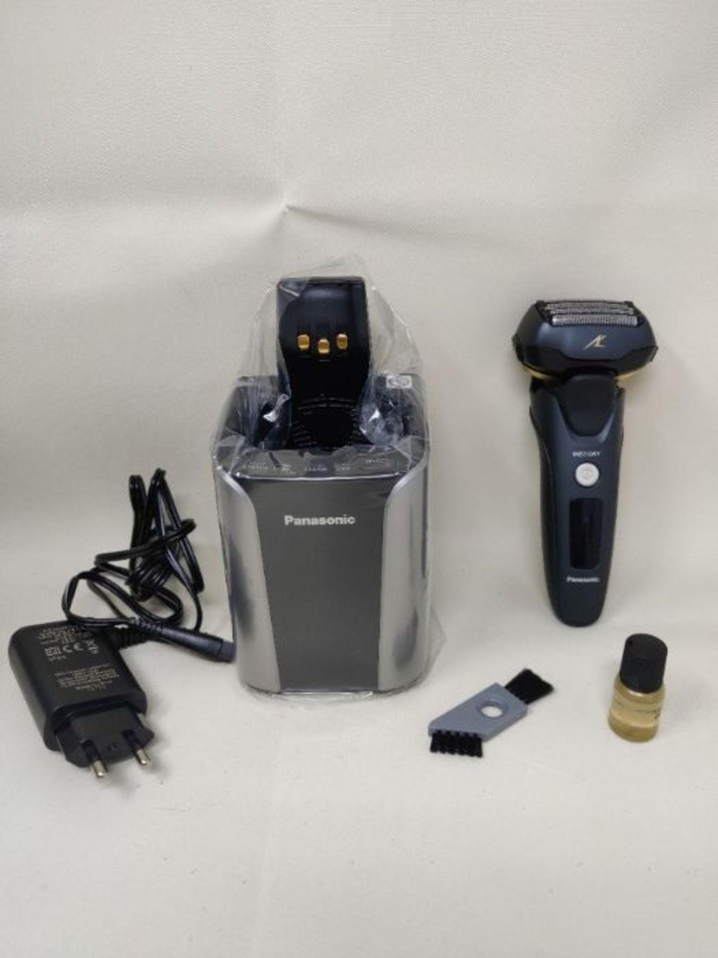 RRP £119.00 Panasonic ES-LV97 Wet and Dry Rechargeable Electric 5-Blade Shaver with Cleaning & Cha - Image 3 of 3