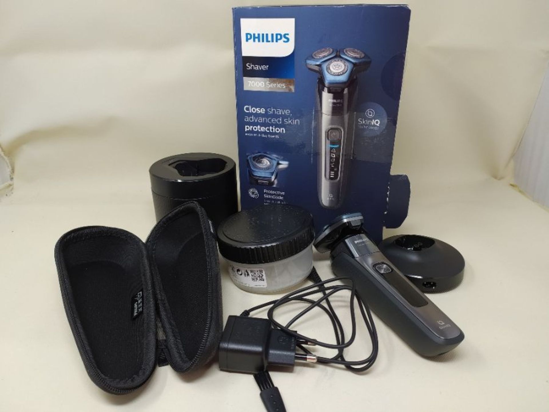 RRP £229.00 Philips Shaver Series 7000 Dry and Wet Elect - Image 3 of 3