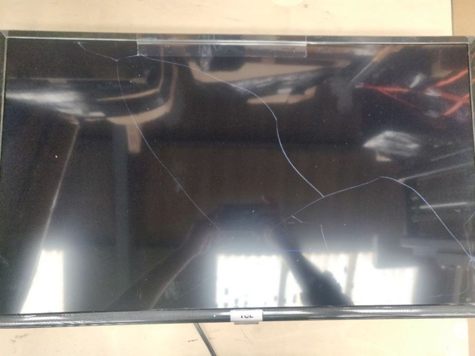 RRP £155.00 [CRACKED] TCL 32ES568 TV - Image 3 of 3