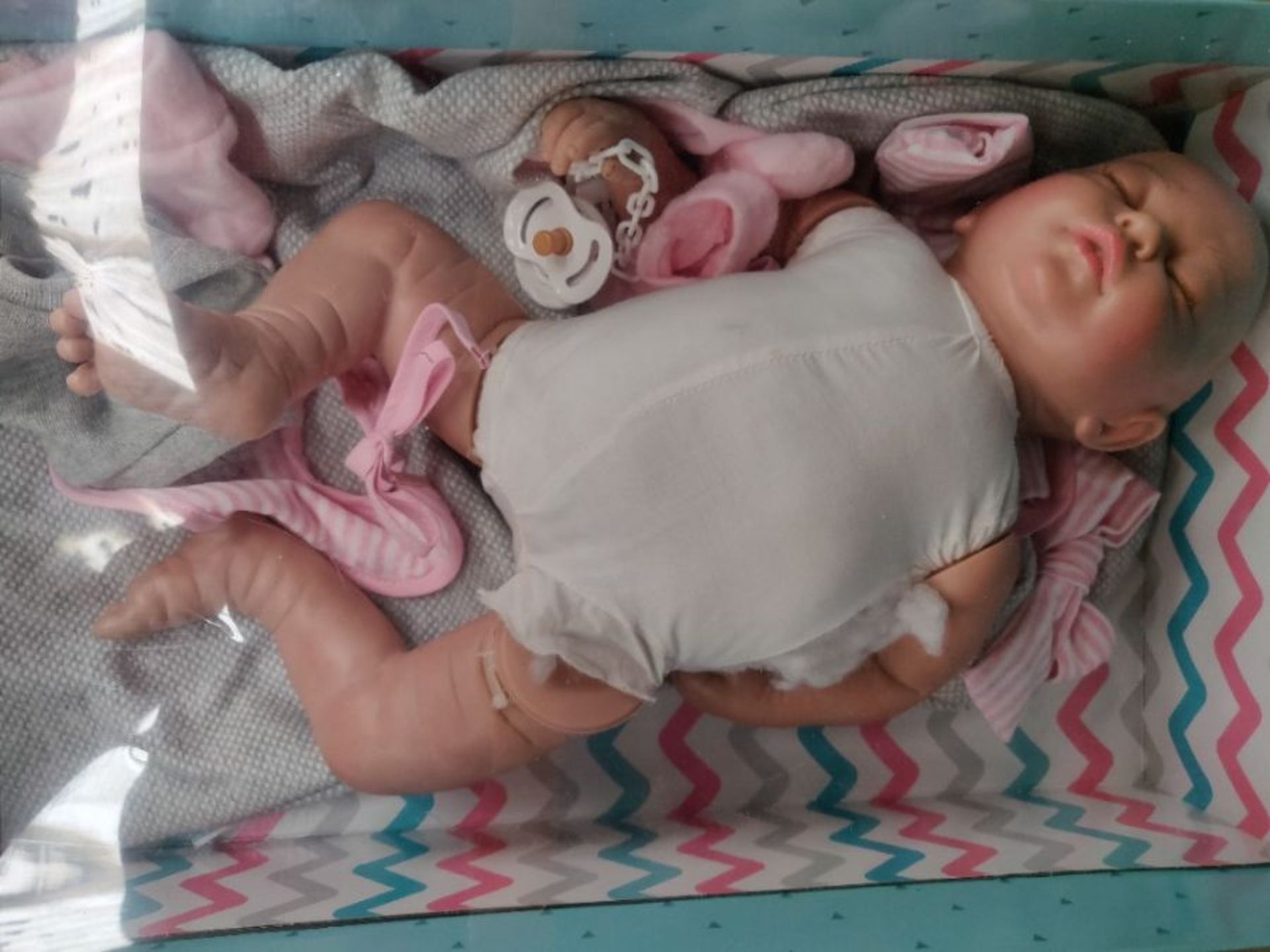 RRP £145.00 [CRACKED] Puppe Guca - Puppe Reborn Emma Pyjamita grau mit Lätzchen, Musselin und Ros - Image 3 of 3