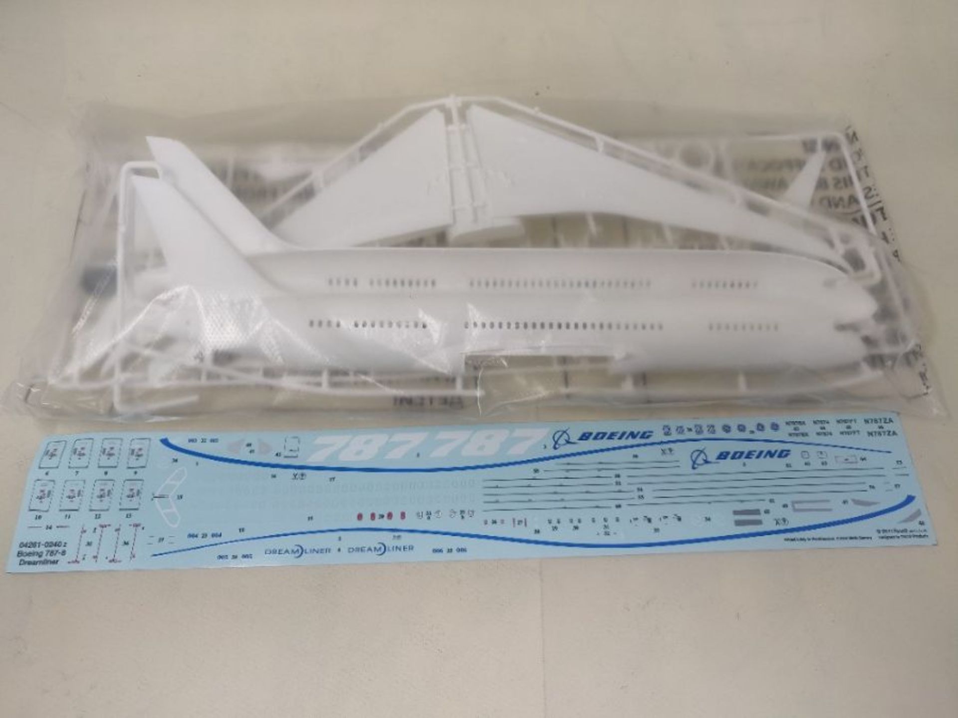 Revell 04261 Boeing 787-8 Dreamliner Model Kit - Image 3 of 3