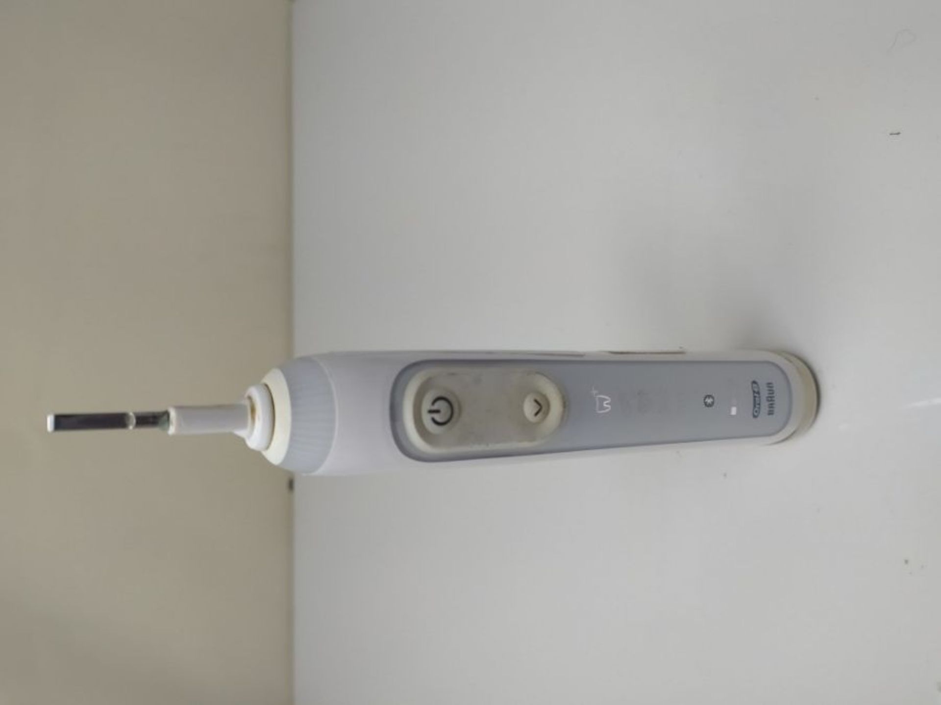 RRP £143.00 Oral-B Genius 9000 Electric Toothbrush, 1 White App Connected Handle, 6 Modes, Pressur - Image 2 of 2