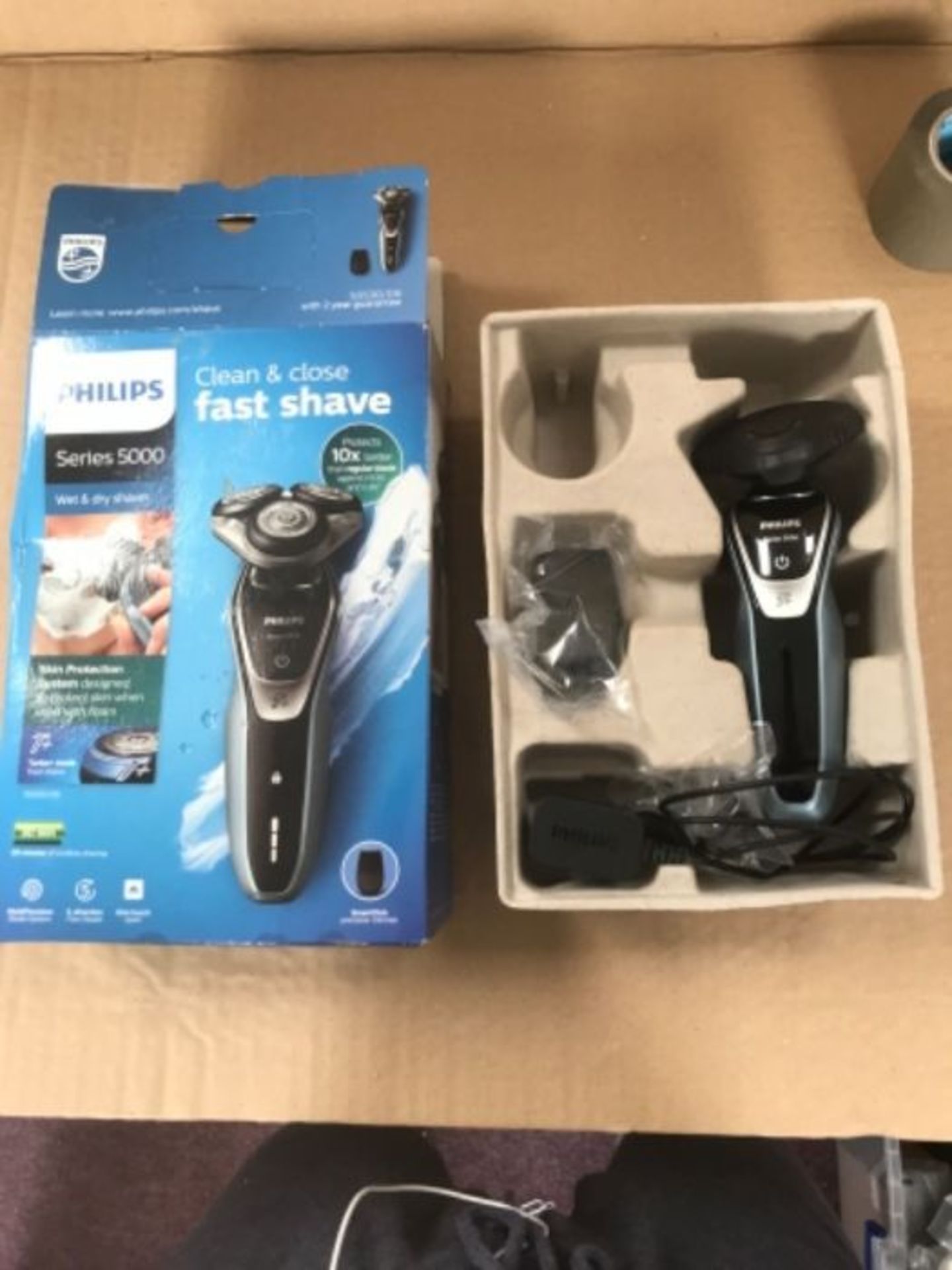 RRP £74.00 Philips Series 5000 Wet and Dry Men's Electric Shaver with Turbo Plus Mode - S5530/06 - Image 2 of 2