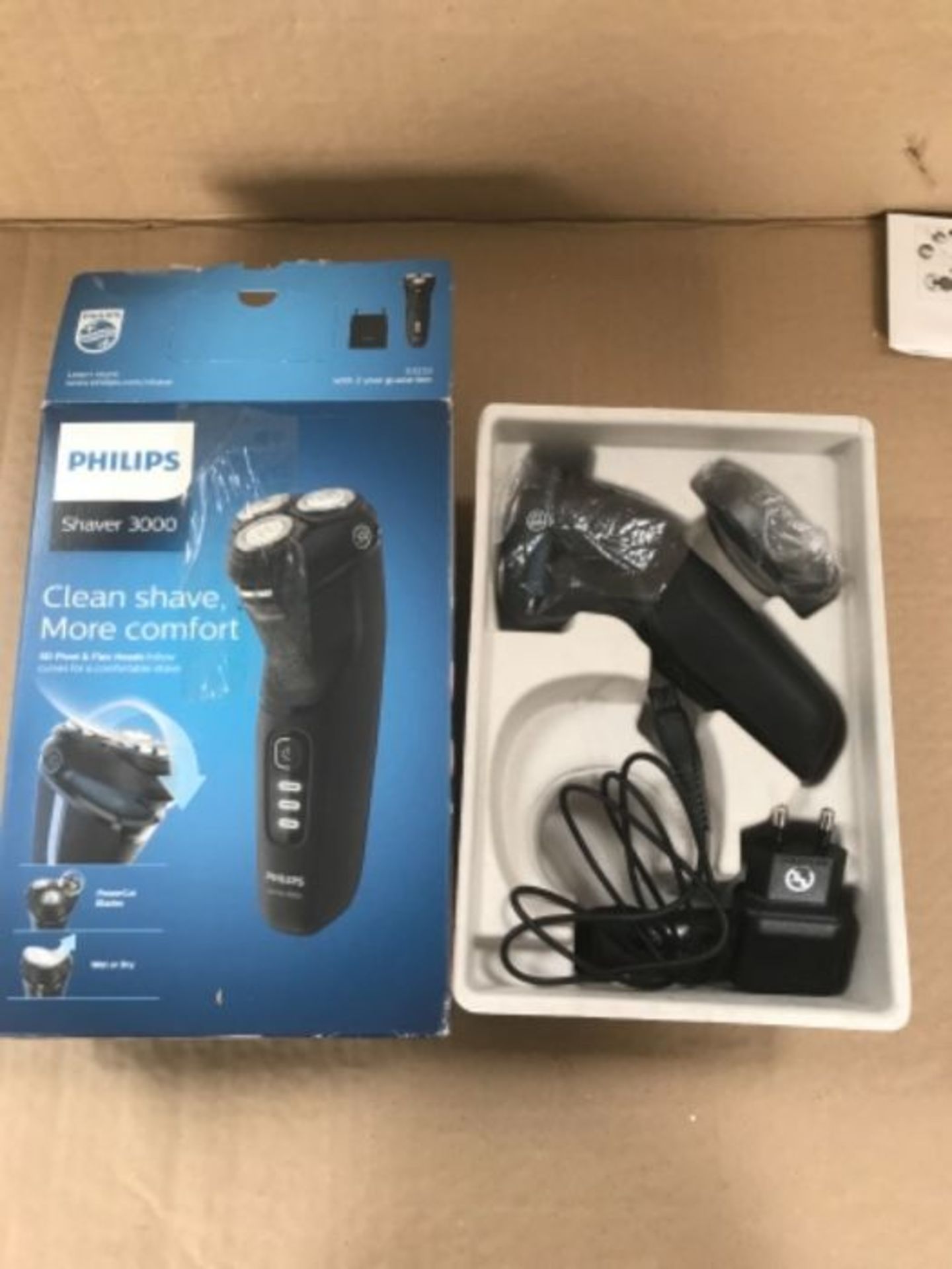RRP £53.00 Philips Shaver Series 3000 with Powercut Blades, Wet & Dry Men's Electric Shaver with - Image 2 of 2