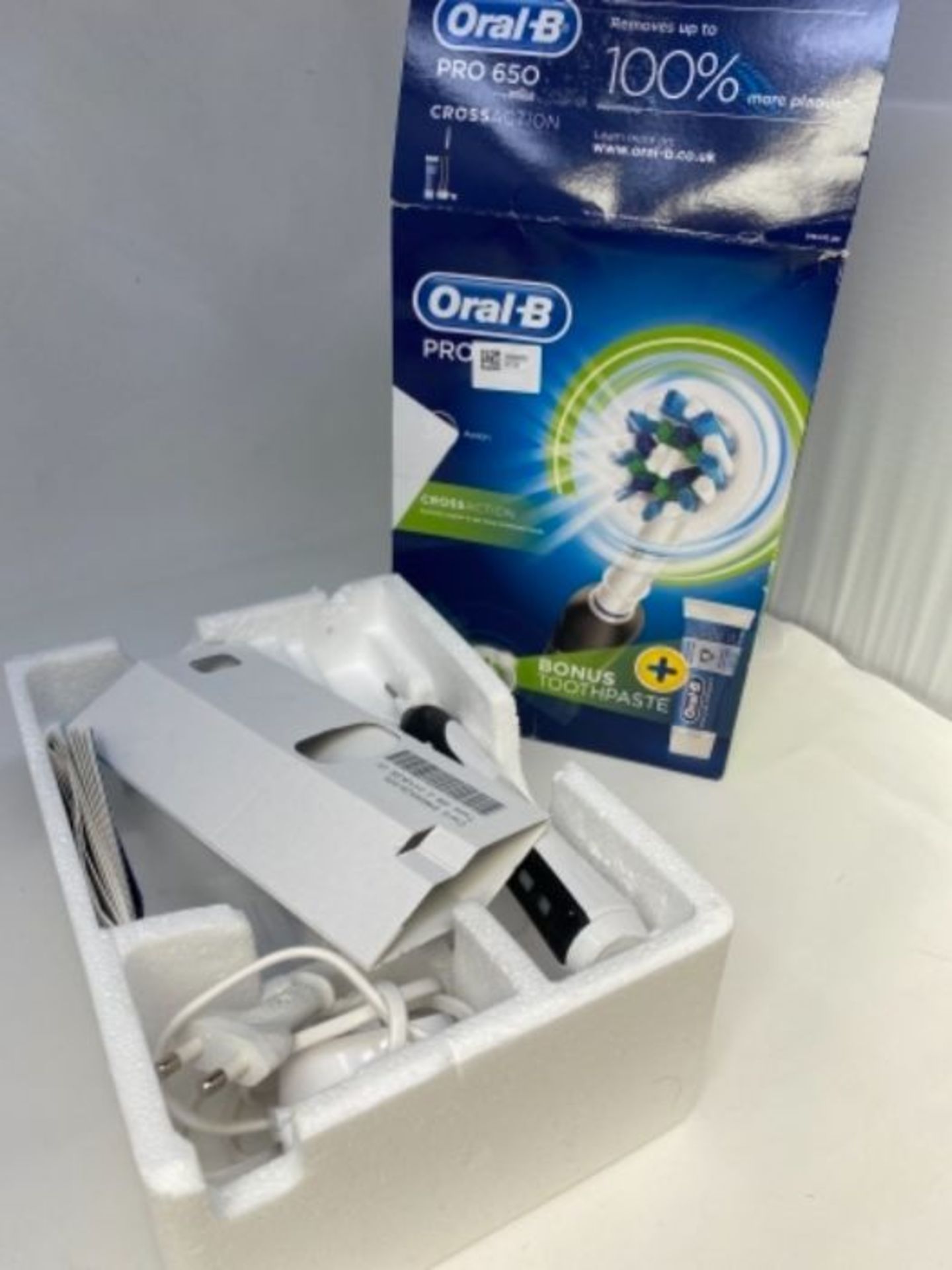 Oral-B Pro 650 Cross Action Electric Rechargeable Toothbrush Powered by Braun, 1 Black - Image 2 of 2