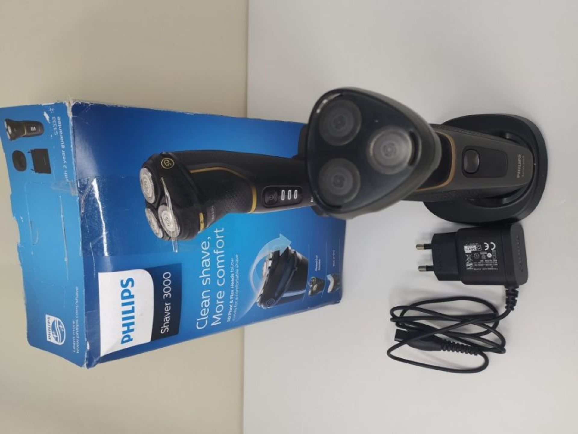 RRP £67.00 Philips Shaver Series 3000 with Powercut Blades, Wet & Dry Men's Electric Shaver with - Image 2 of 2