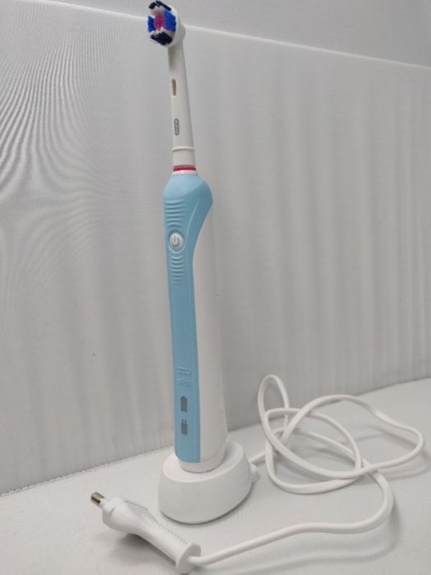 Oral-B Pro 600 3D White Electric Rechargeable Toothbrush Powered by Braun, 1 Handle, 1 - Image 2 of 2