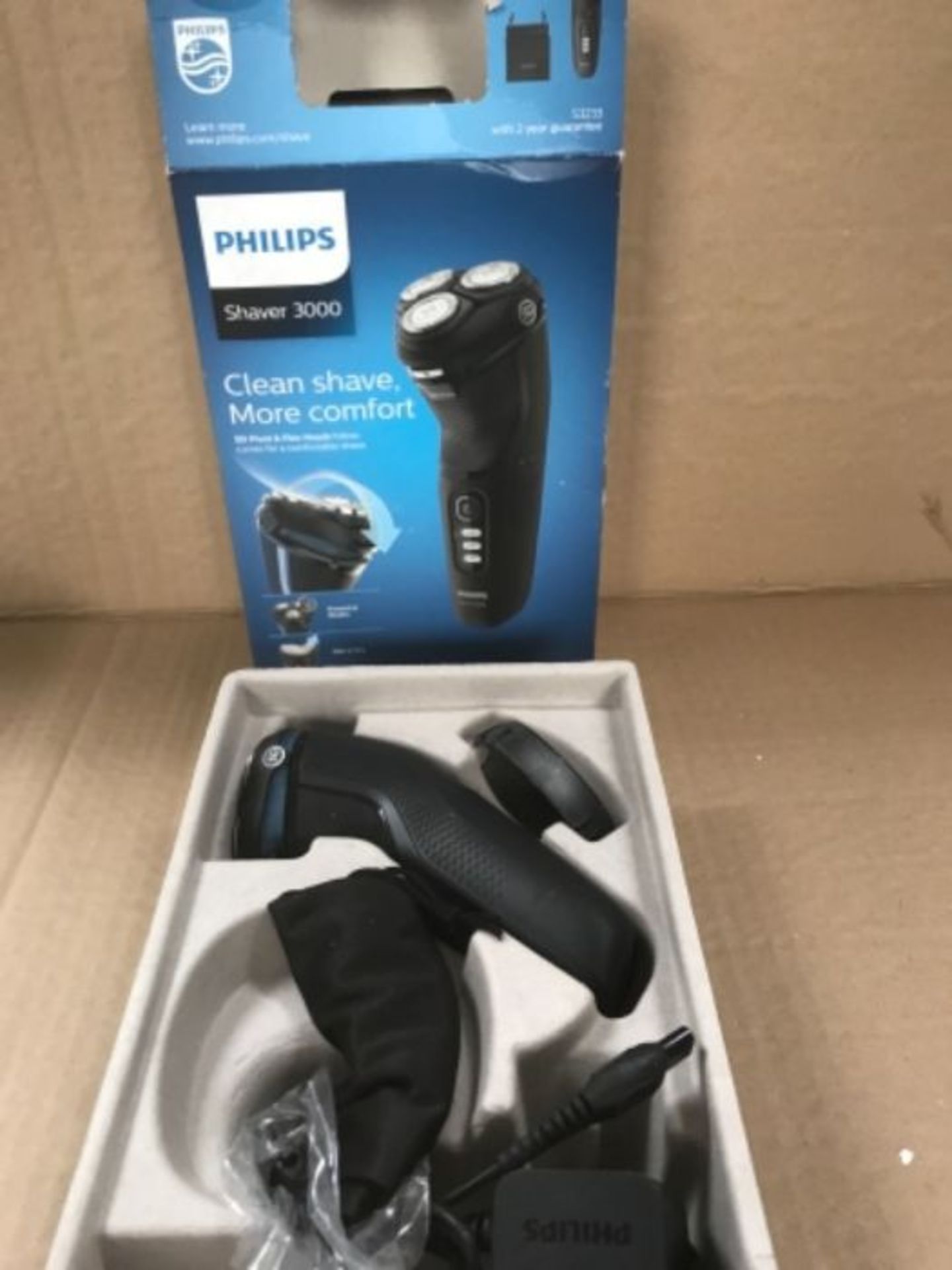 RRP £53.00 Philips Shaver Series 3000 with Powercut Blades, Wet & Dry Men's Electric Shaver with - Image 2 of 2