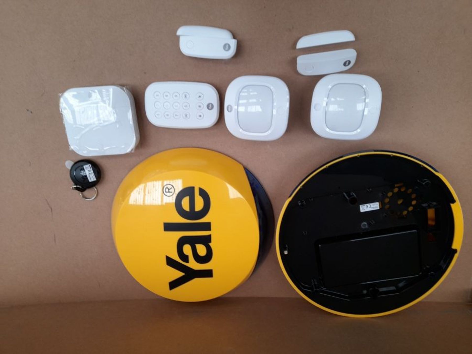 RRP £327.00 Yale IA-330 Sync Smart Home Security Alarm, 9 Piece Kit, Self Monitored, No Contract, - Image 3 of 3