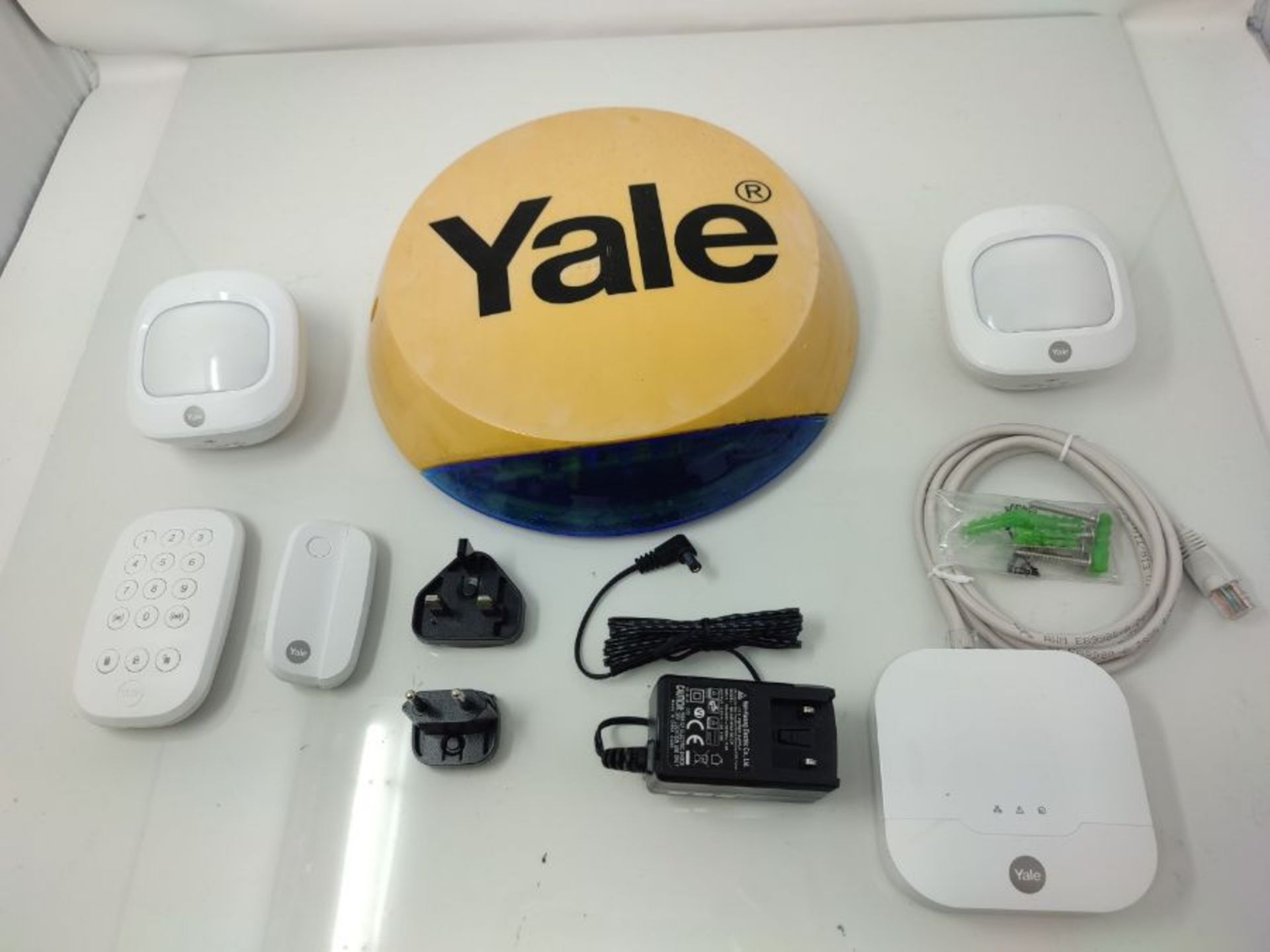 RRP £297.00 Yale IA-320 Sync Smart Home Alarm - 6 pieces - Alarm hub -External Siren- Door/Window - Image 3 of 3