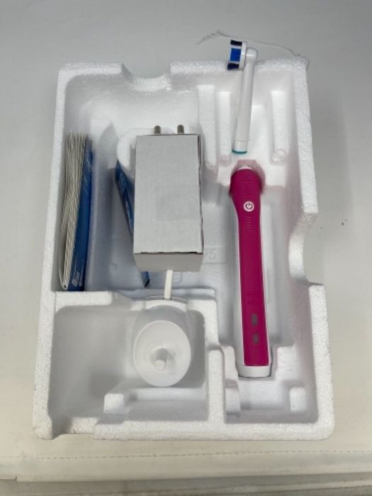 Oral-B Pro 650 3D White Electric Rechargeable Toothbrush Powered by Braun, 1 Pink Hand - Image 2 of 2