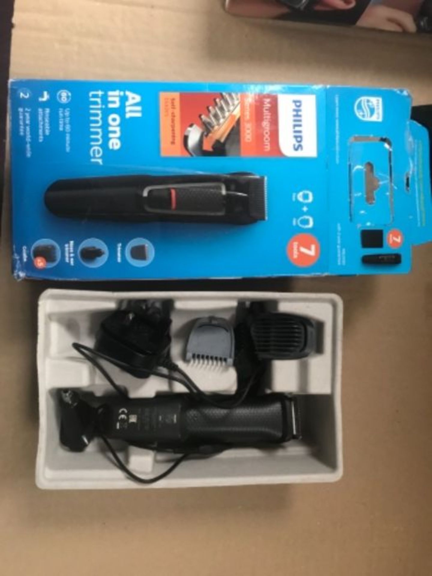 Philips 7-in-1 All-In-One Trimmer, Series 3000 Grooming Kit, Beard Trimmer and Hair Cl - Image 2 of 2