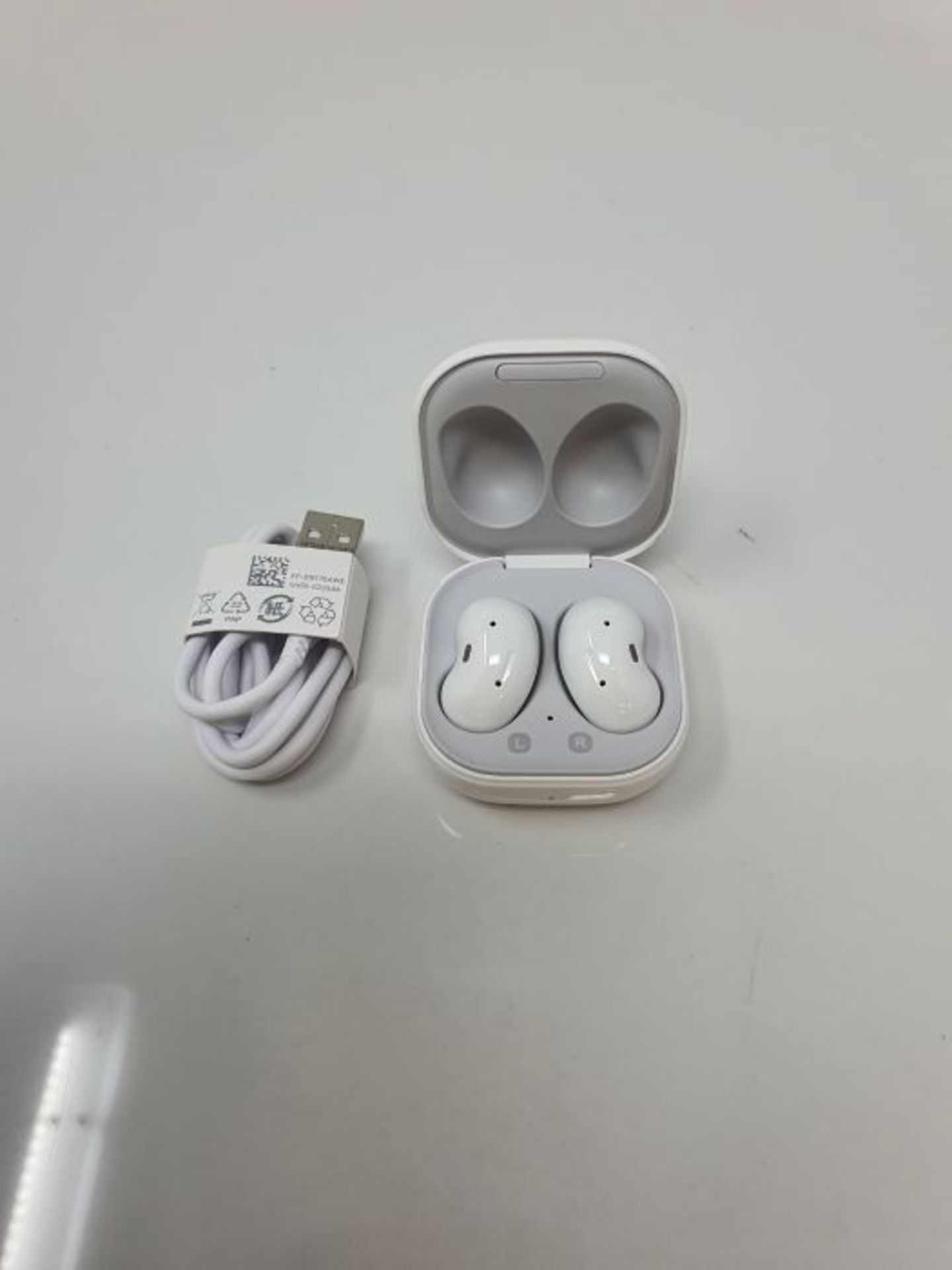 RRP £85.00 Samsung Galaxy Buds Live Wireless Earphones Mystic White (UK Version) - Image 3 of 3