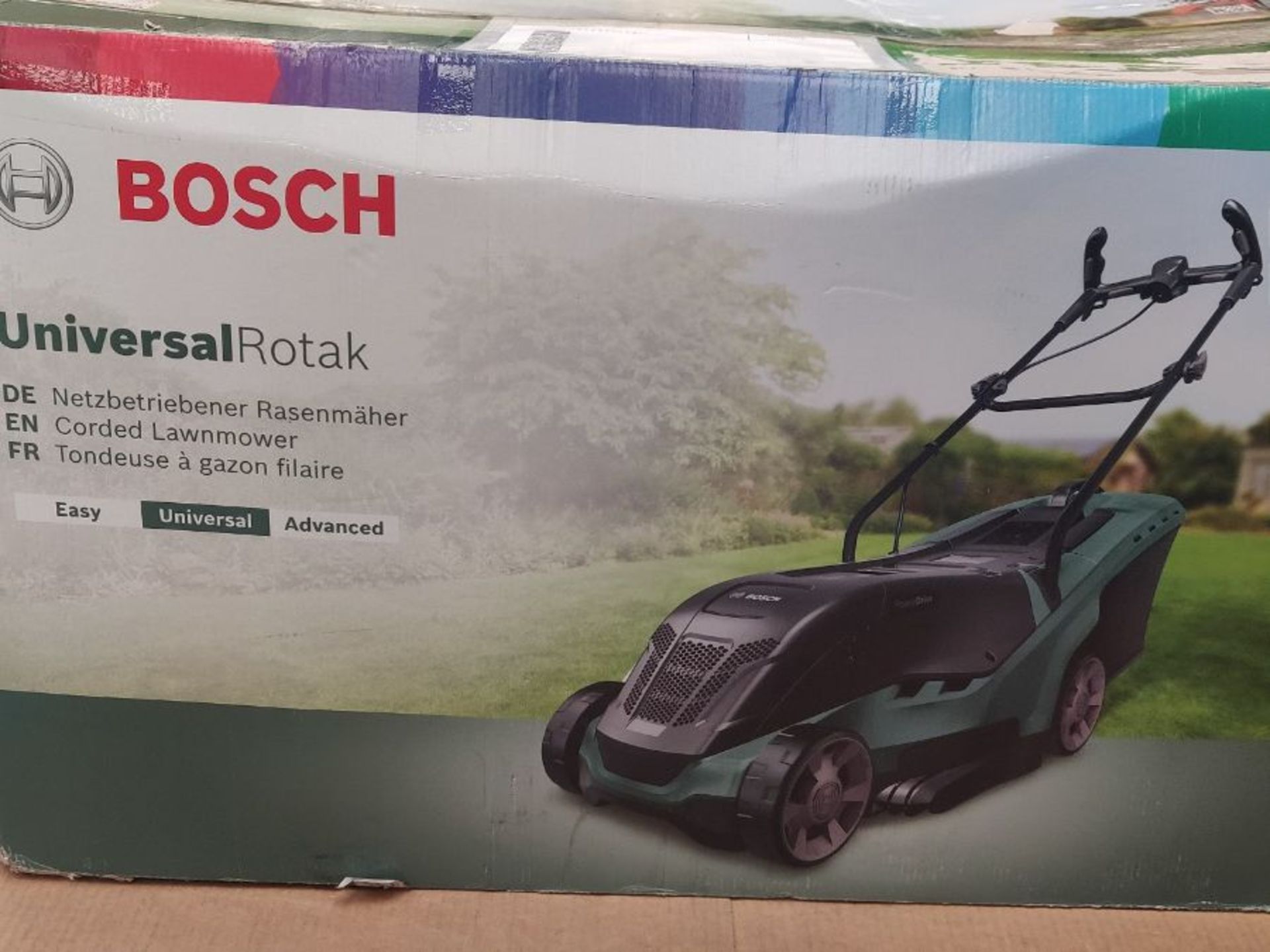 RRP £203.00 Bosch Lawnmower UniversalRotak 550 (1300 Watts, Cutting Width: 36 cm, Lawns up to 550 - Image 2 of 3