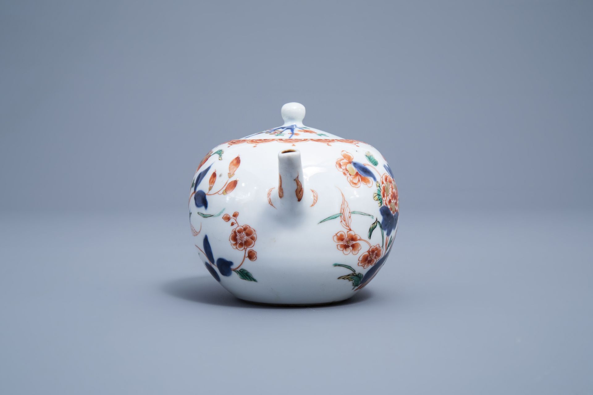 A Chinese verte-Imari teaopot and cover with floral design, Kangxi - Image 12 of 16