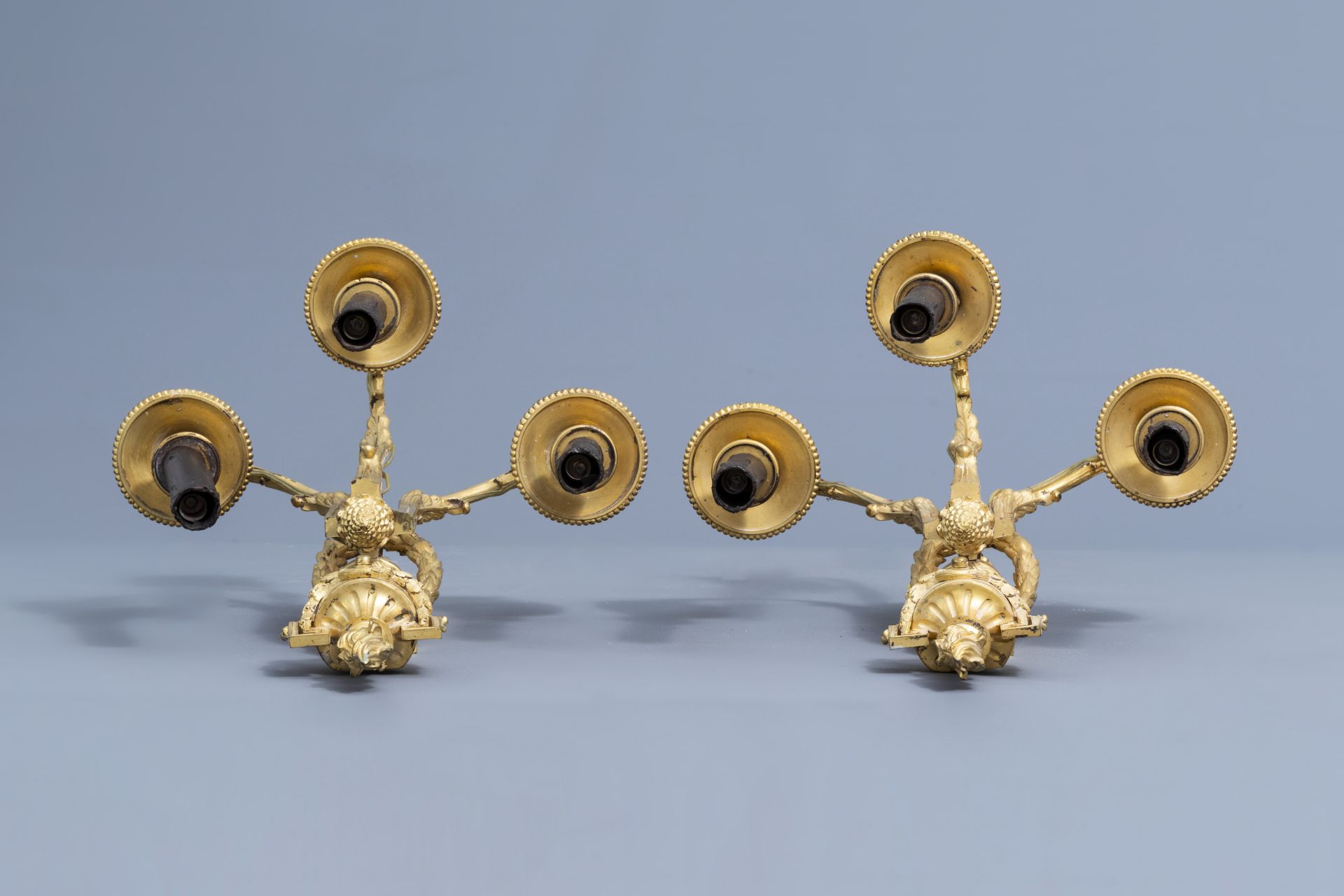 A pair of French Louis XVI ormolu lights in the manner of Jean-Charles Delafosse (1734-1789), 18th C - Image 4 of 6