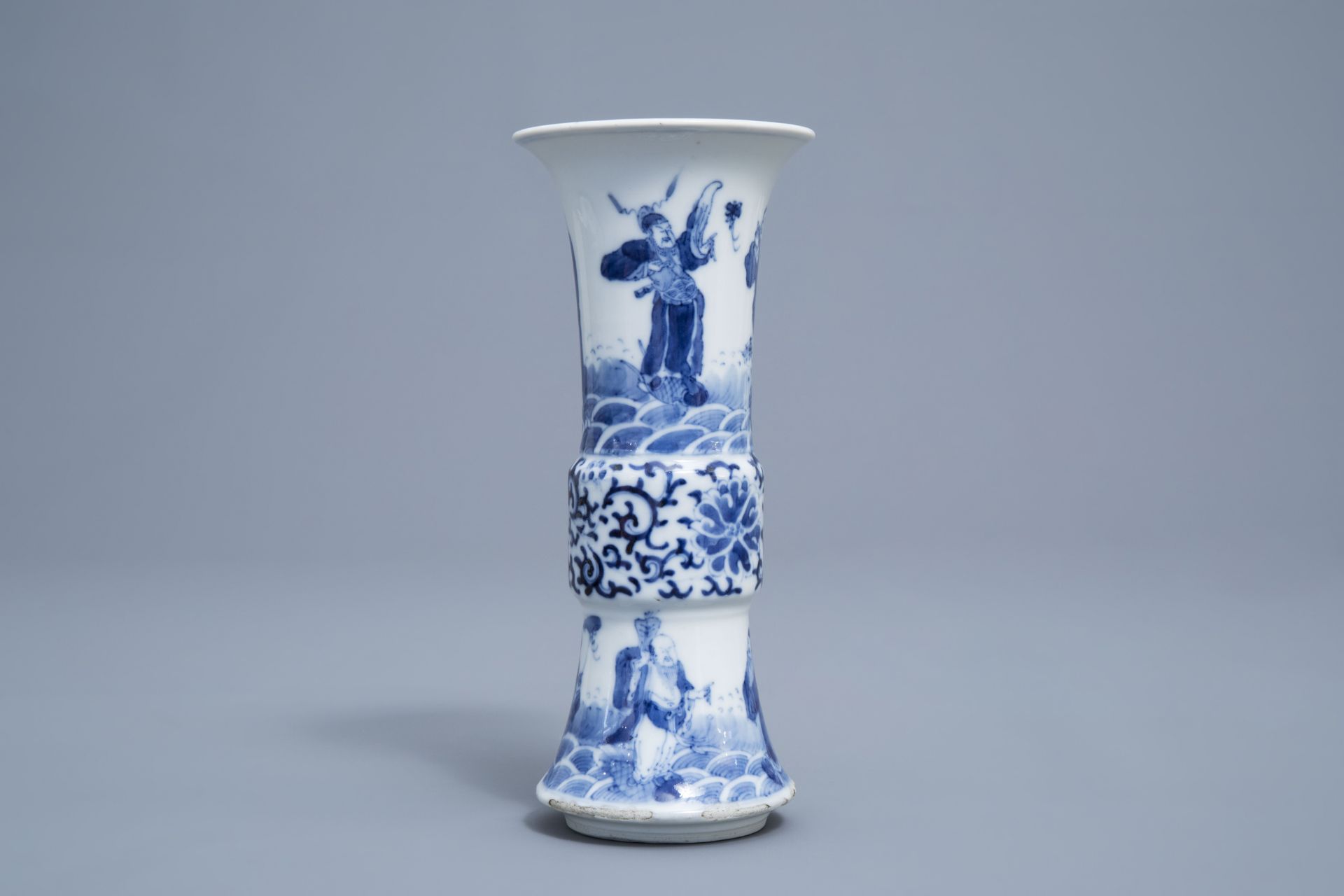 A Chinese blue and white charger and a gu 'Immortals' vase, Kangxi mark, 18th/19th C. - Image 10 of 18