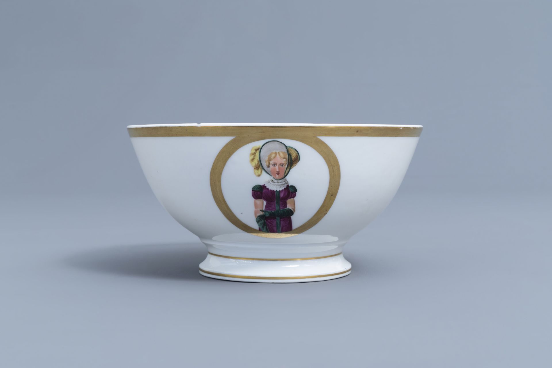 A 25-piece Paris porcelain coffee and tea service with First French Empire ladies portraits, 19th C. - Image 3 of 70