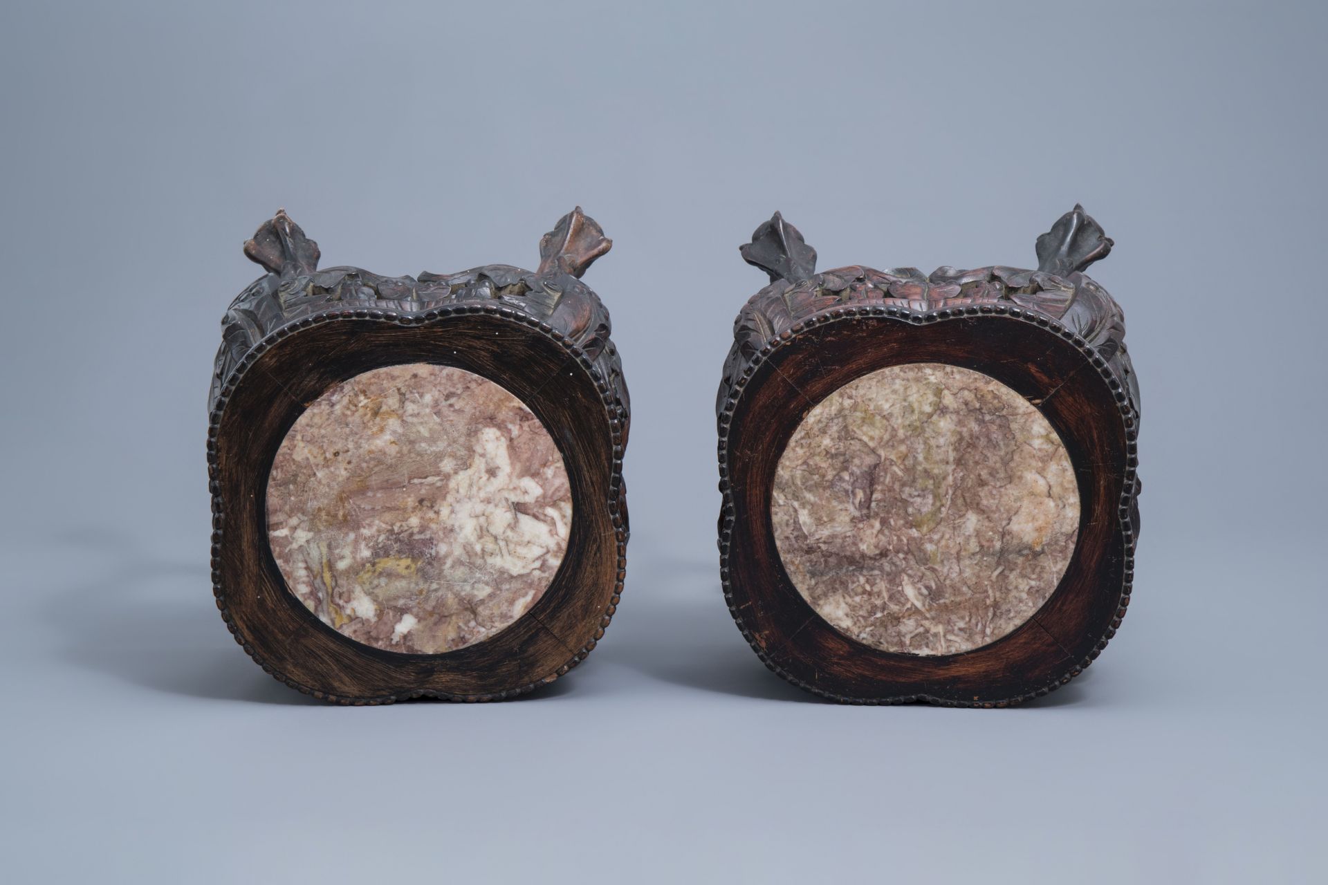 A pair of Chinese carved wooden stands with marble top, 19th/20th C. - Image 6 of 7