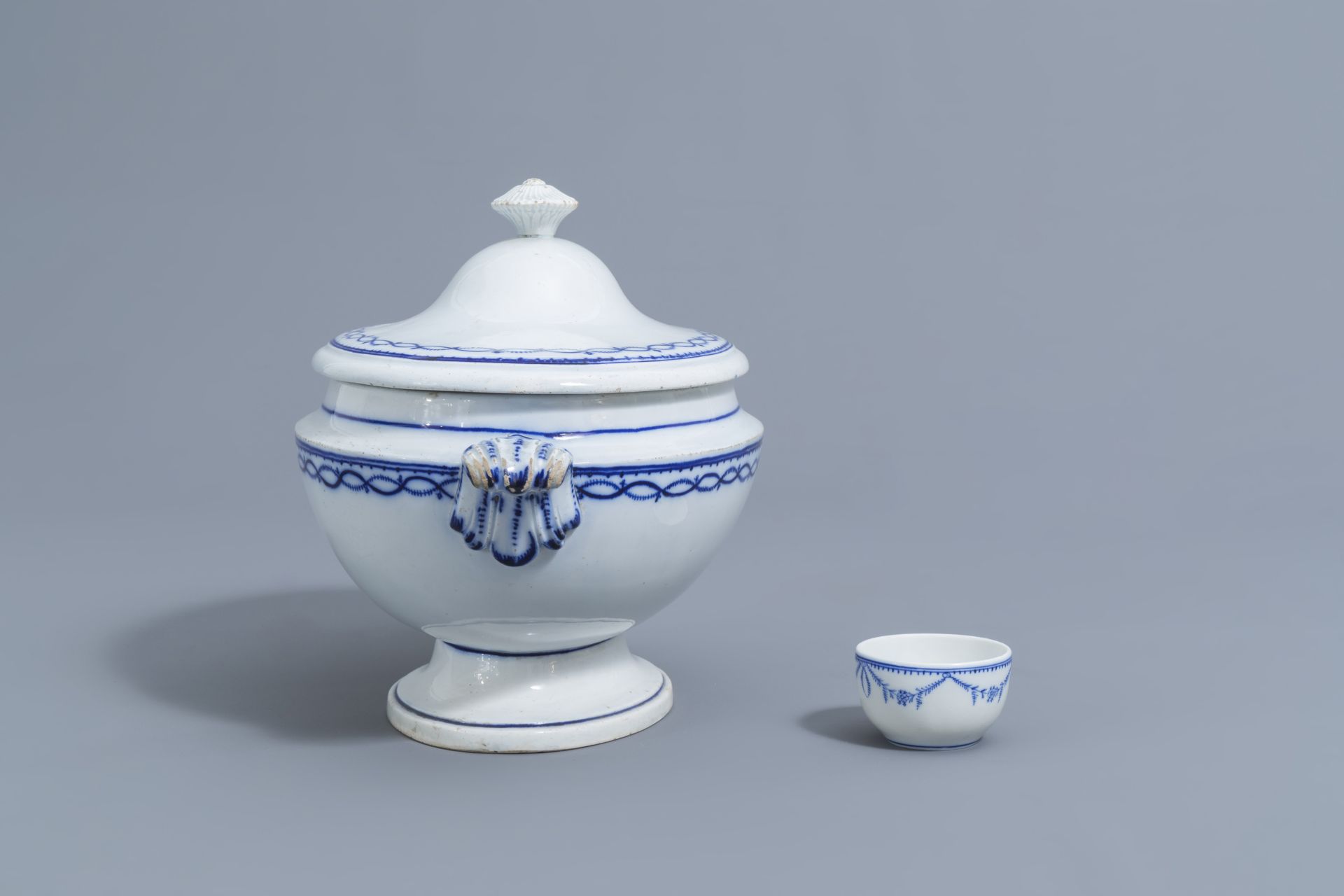 A 93-piece blue and white Tournai porcelain part service, 19th C. - Bild 7 aus 14