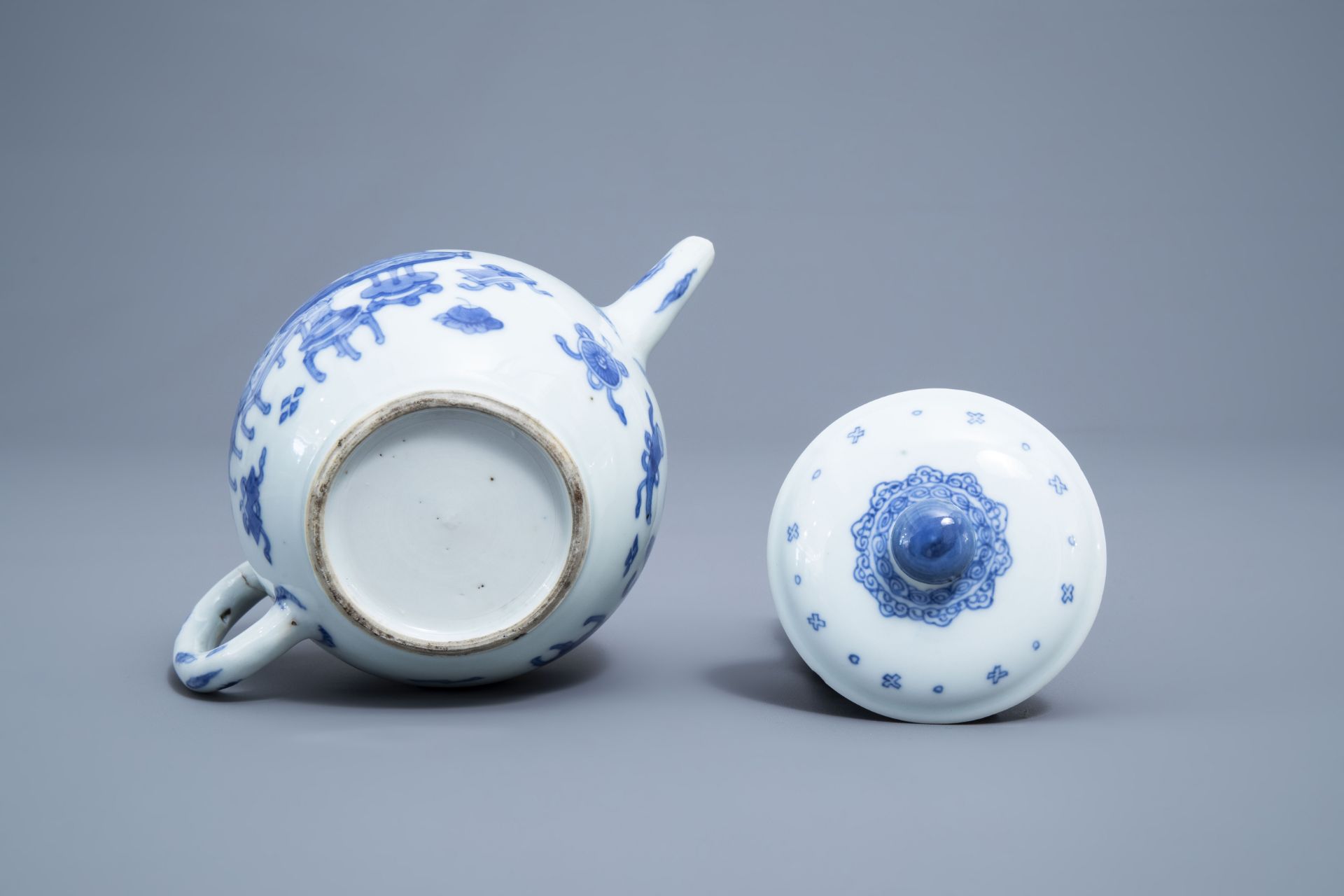 A Chinese blue and white teapot and cover with antiquities design, Kangxi - Image 8 of 8